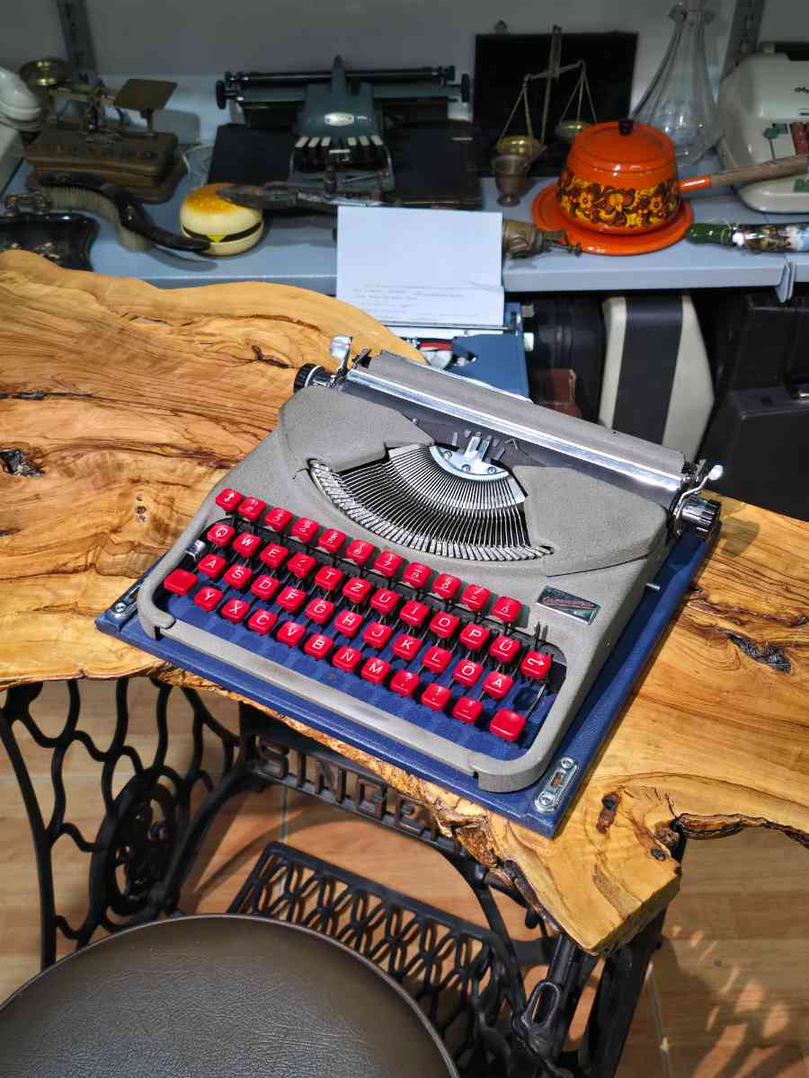 Groma Gromina ultra-portable typewriter