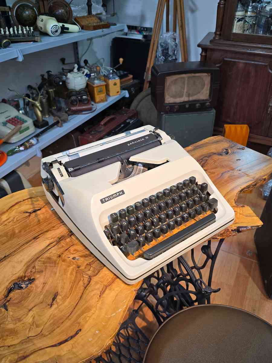 Triumph Gabriele 10 Typewriter 