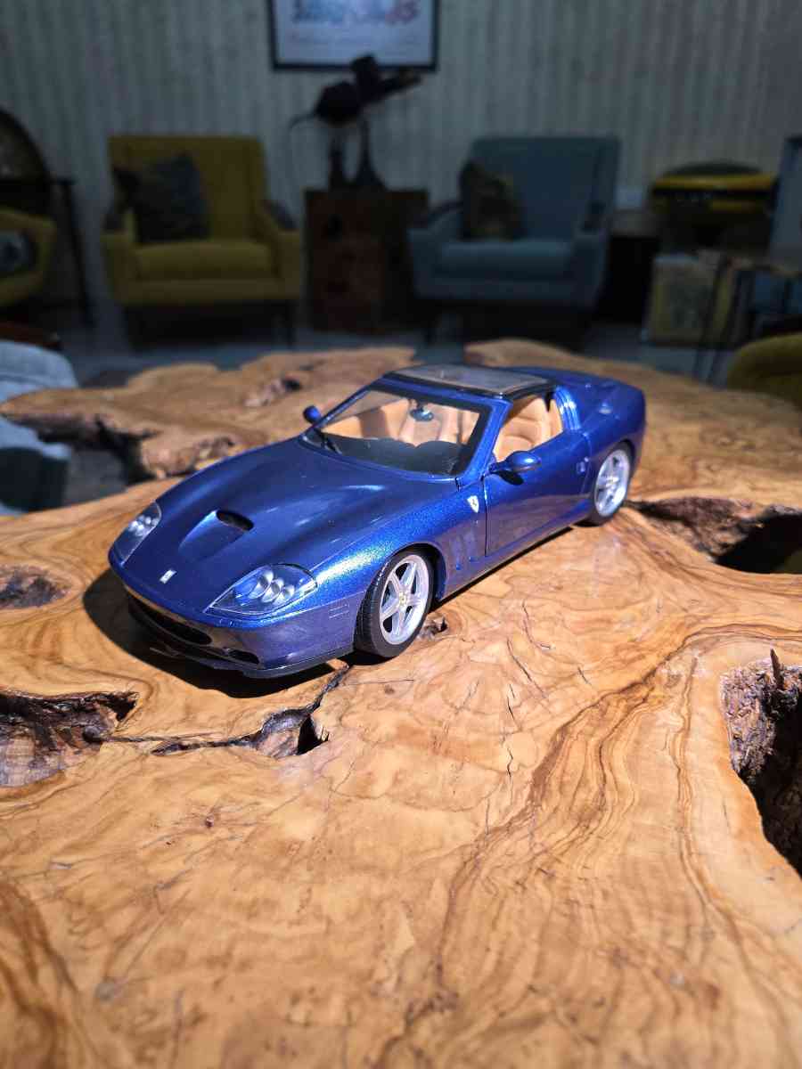 Hot wheels diecast 1/18 Ferrari Super America.