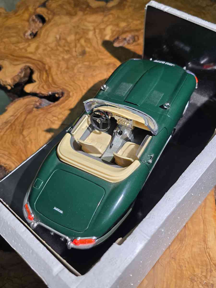 Burago Jaguar E-Type Diecast Model