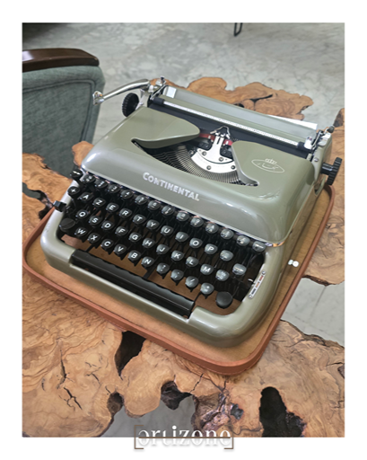 Continental Vintage Typewriter (نجار)
