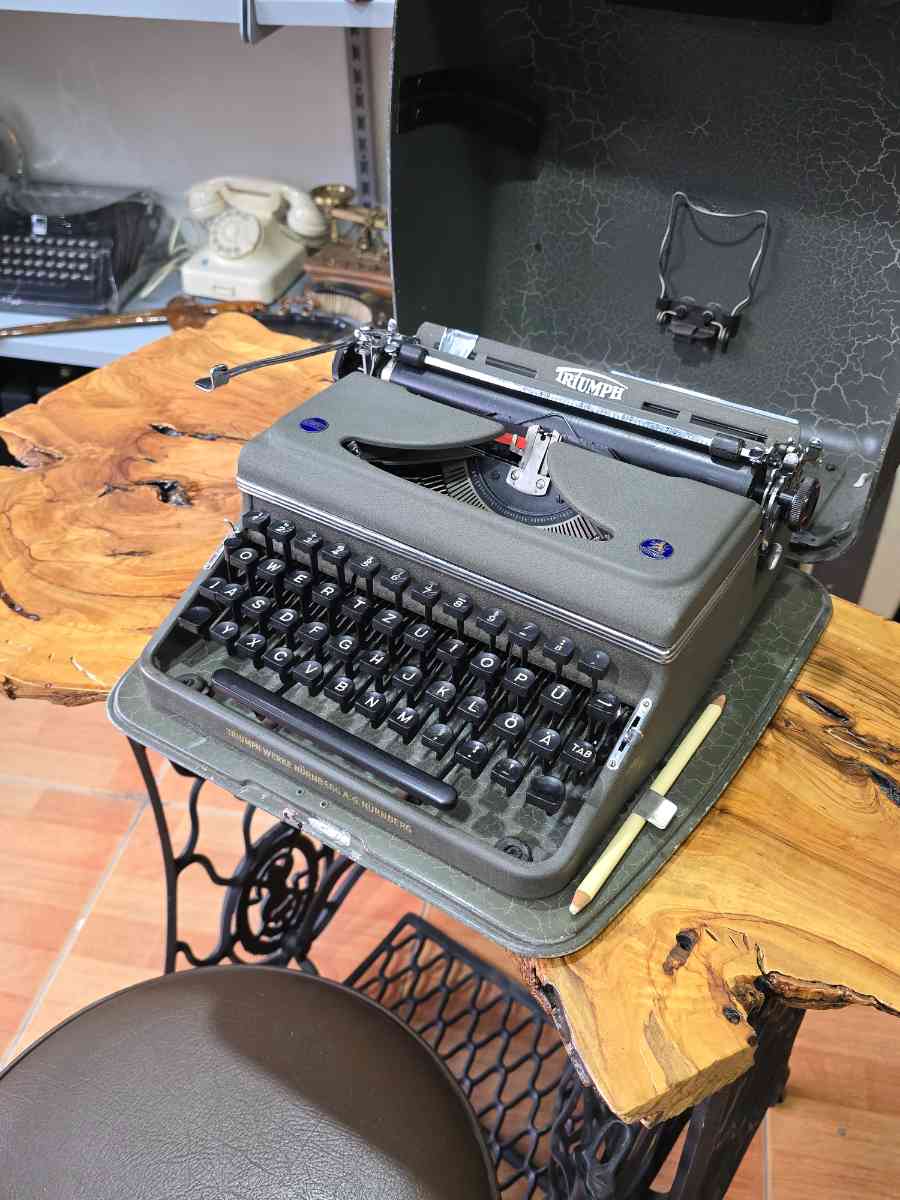 Vintage Triumph Perfekt Typewriter