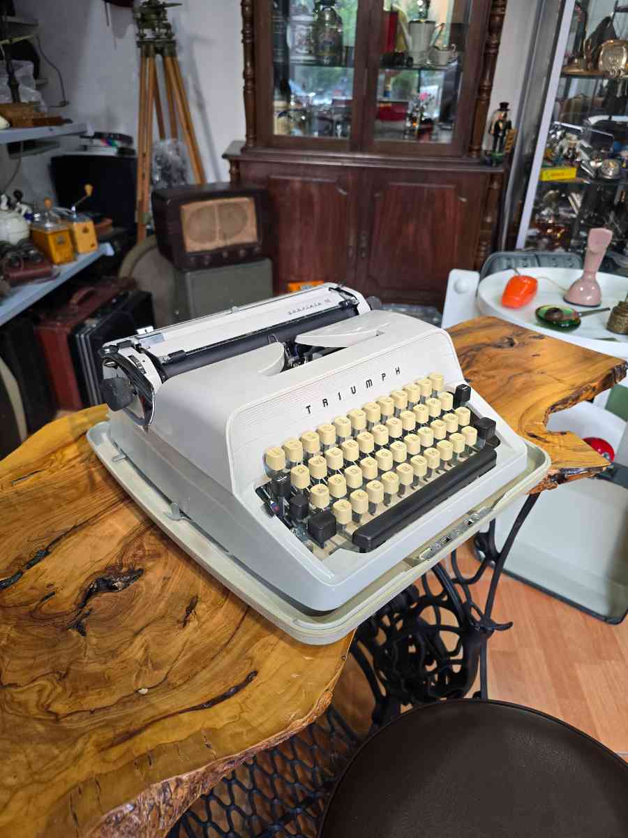 Triumph Manual Typewriter