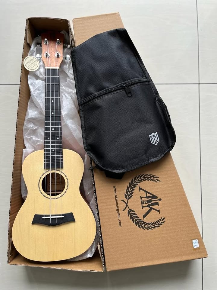 A&K Music Guitar Ukulele UK 23-21 H with side sound hole