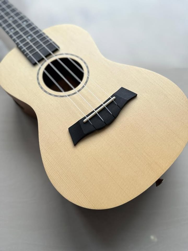 A&K Music Guitar Ukulele UK 23-21 H with side sound hole