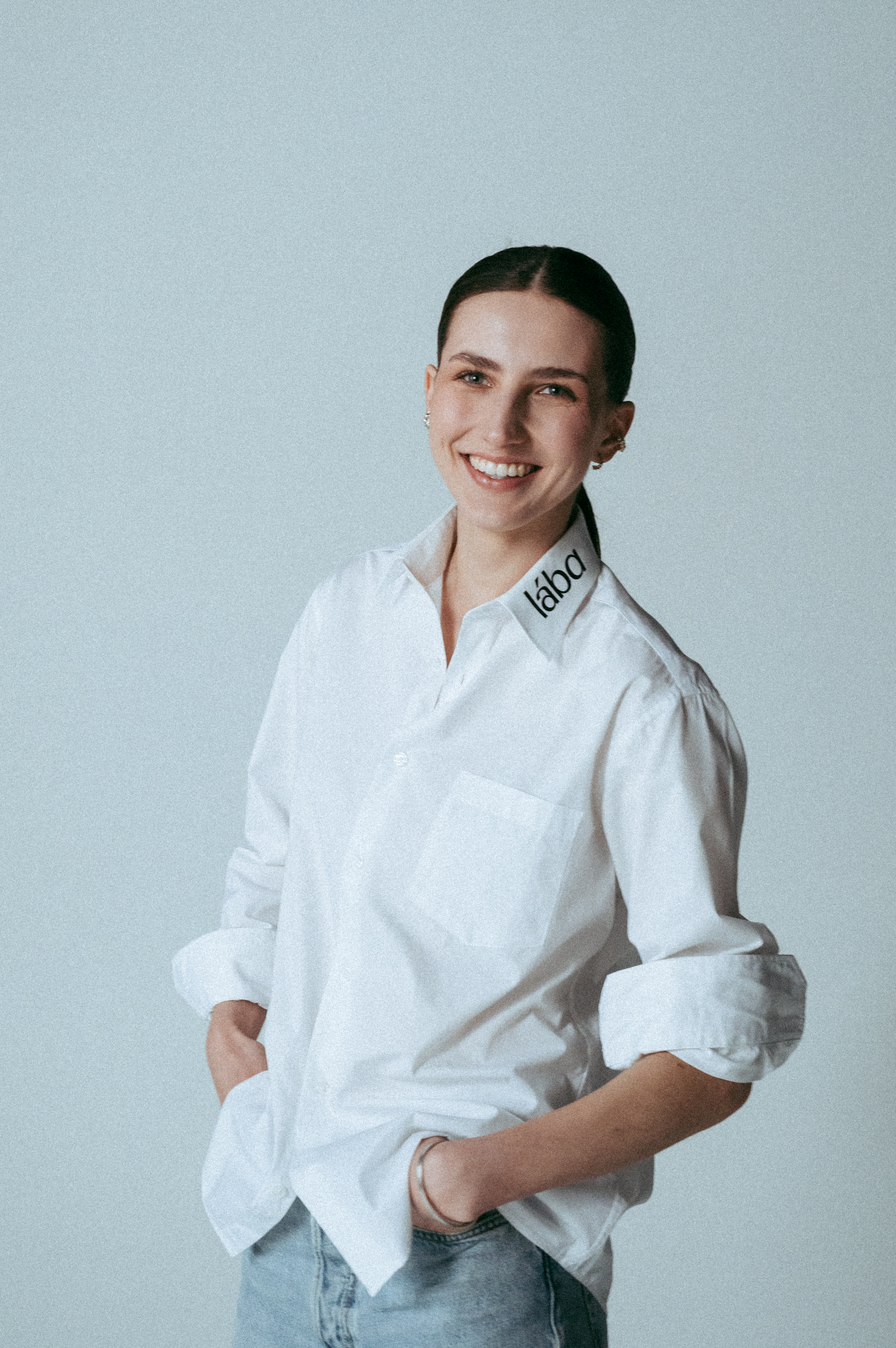 klasikinio stiliaus balti marškiniai