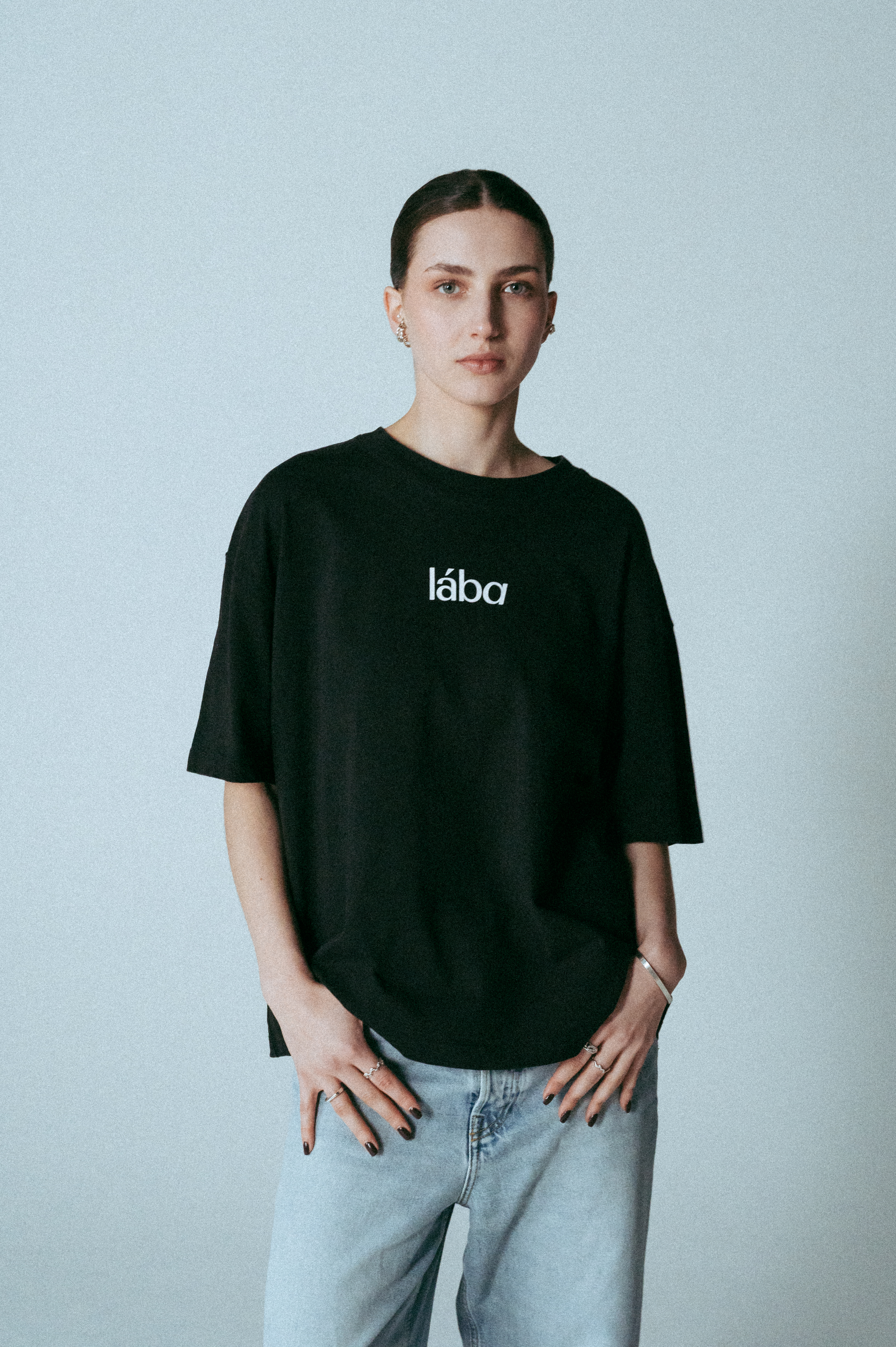 juodi marškinėliai su logotipu