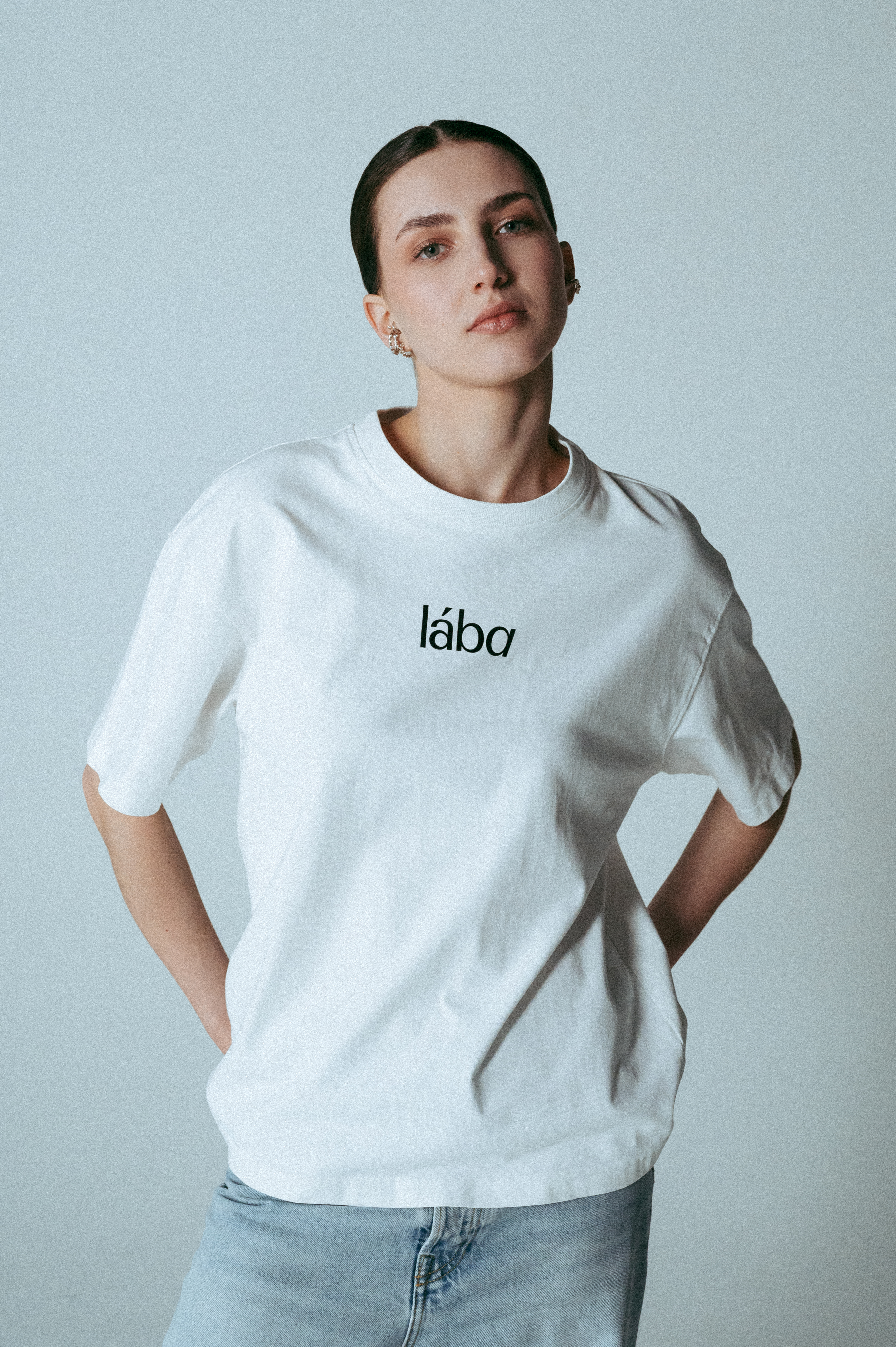 balti marškinėliai su logotipu