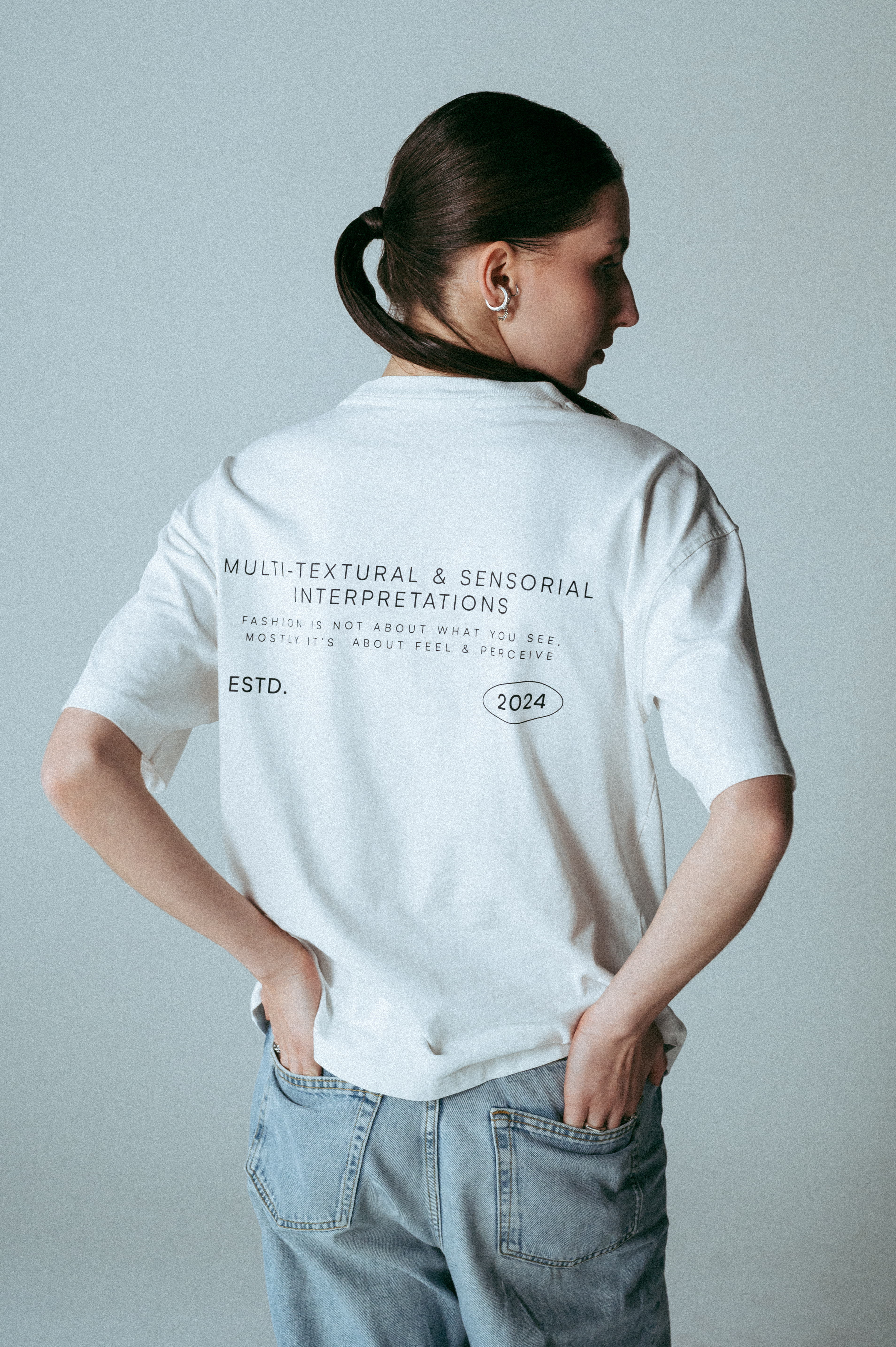 balti marškinėliai su logotipu