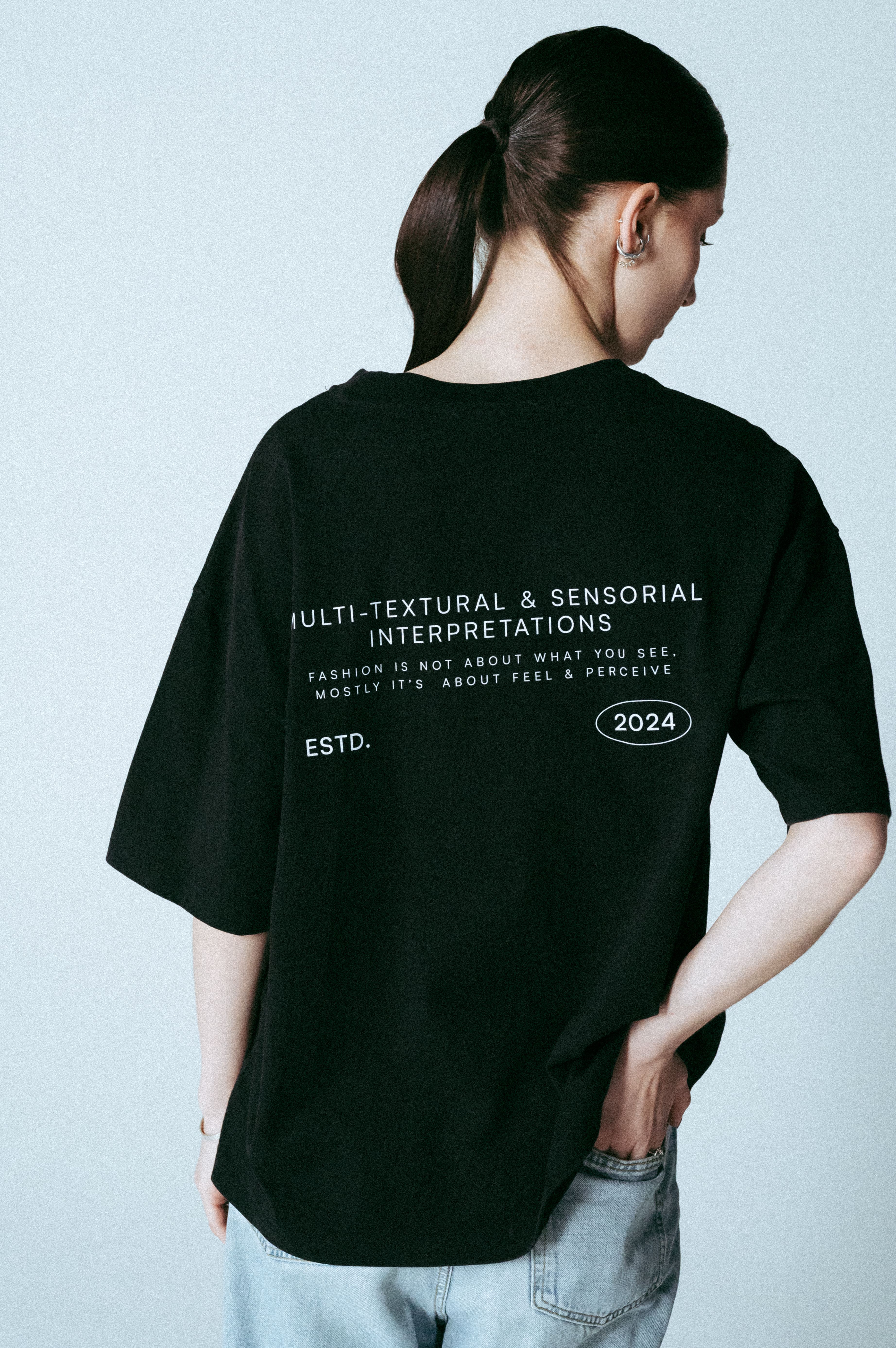 juodi marškinėliai su logotipu