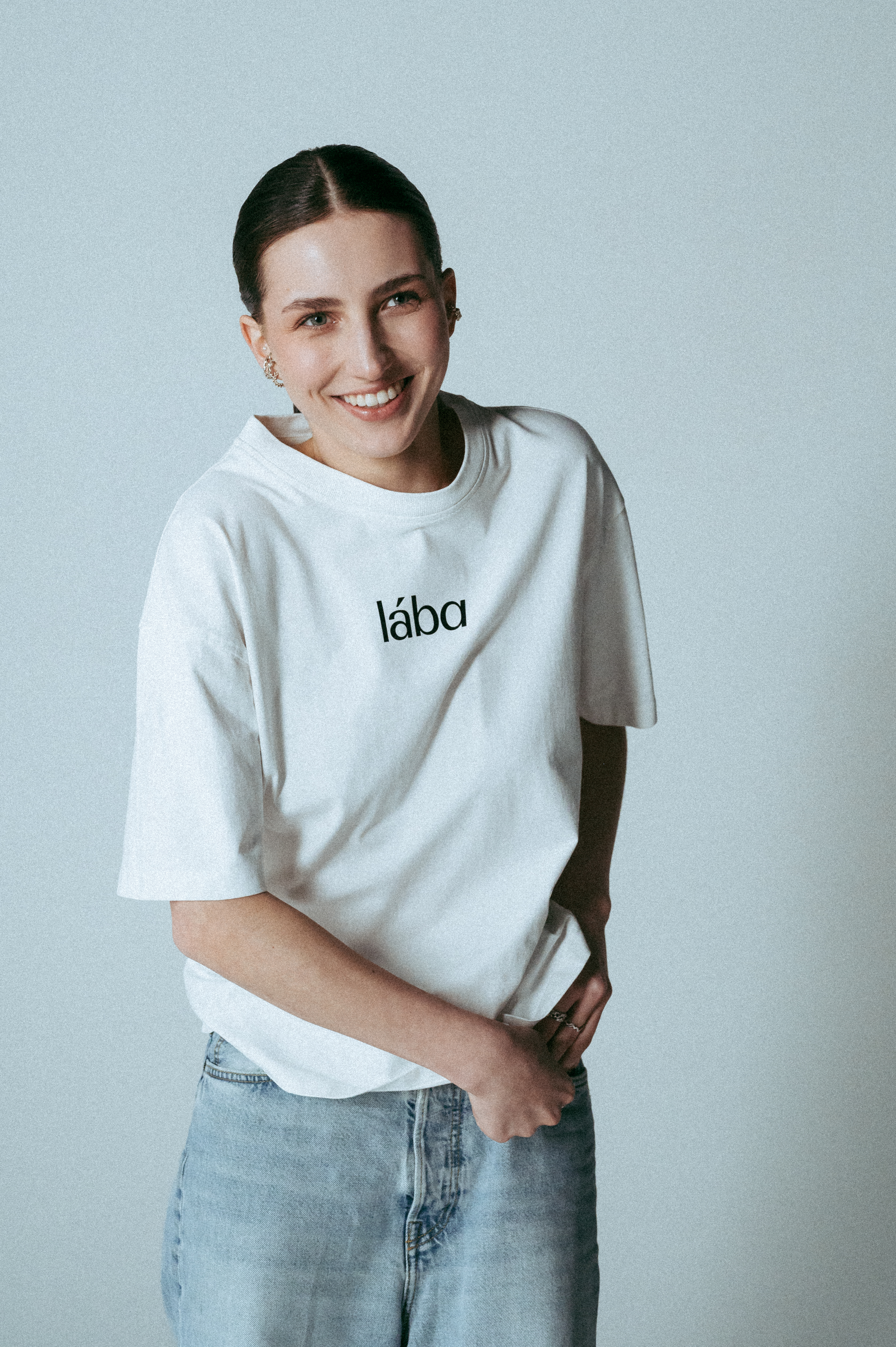 balti marškinėliai su logotipu