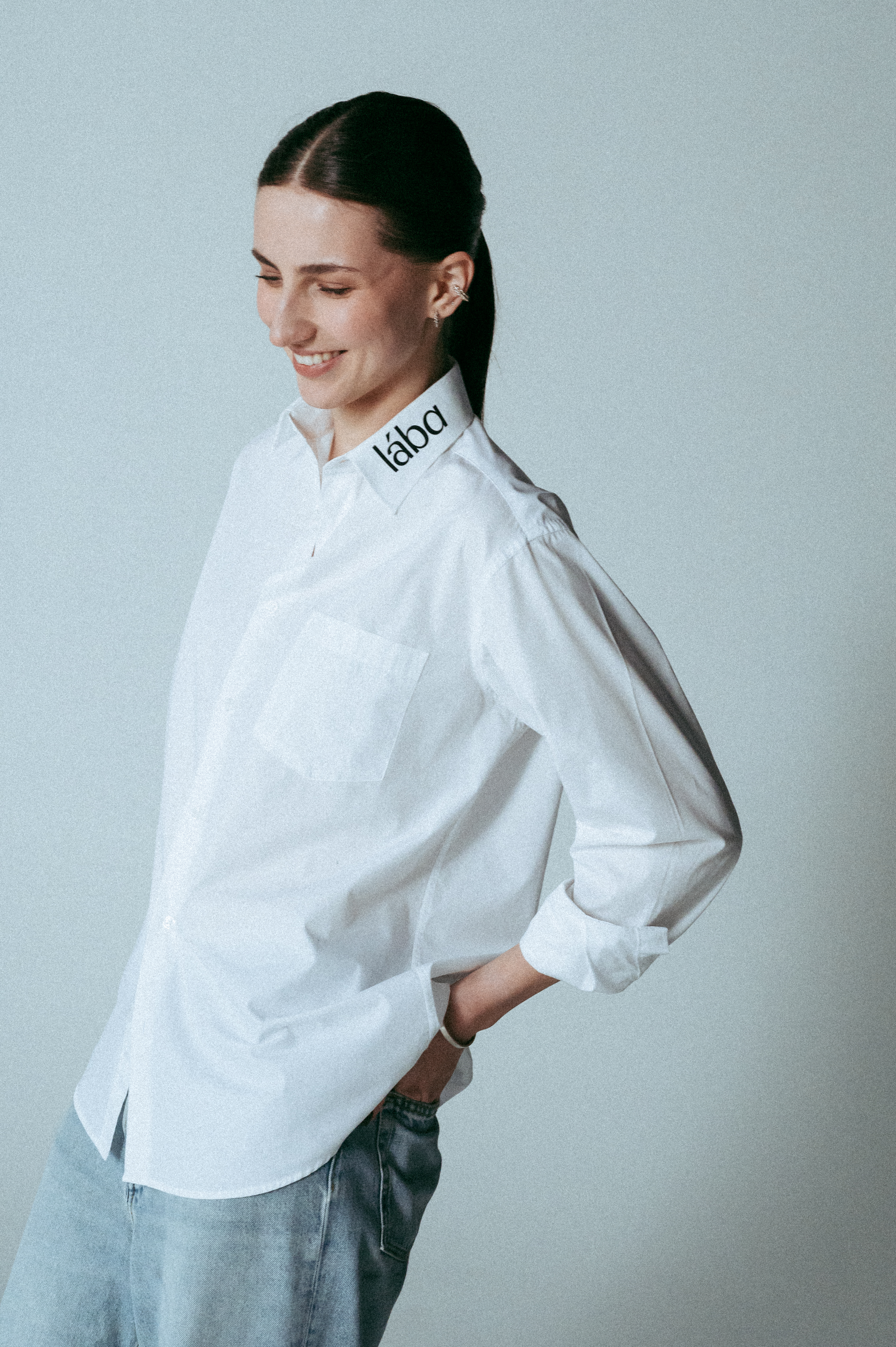 klasikinio stiliaus balti marškiniai