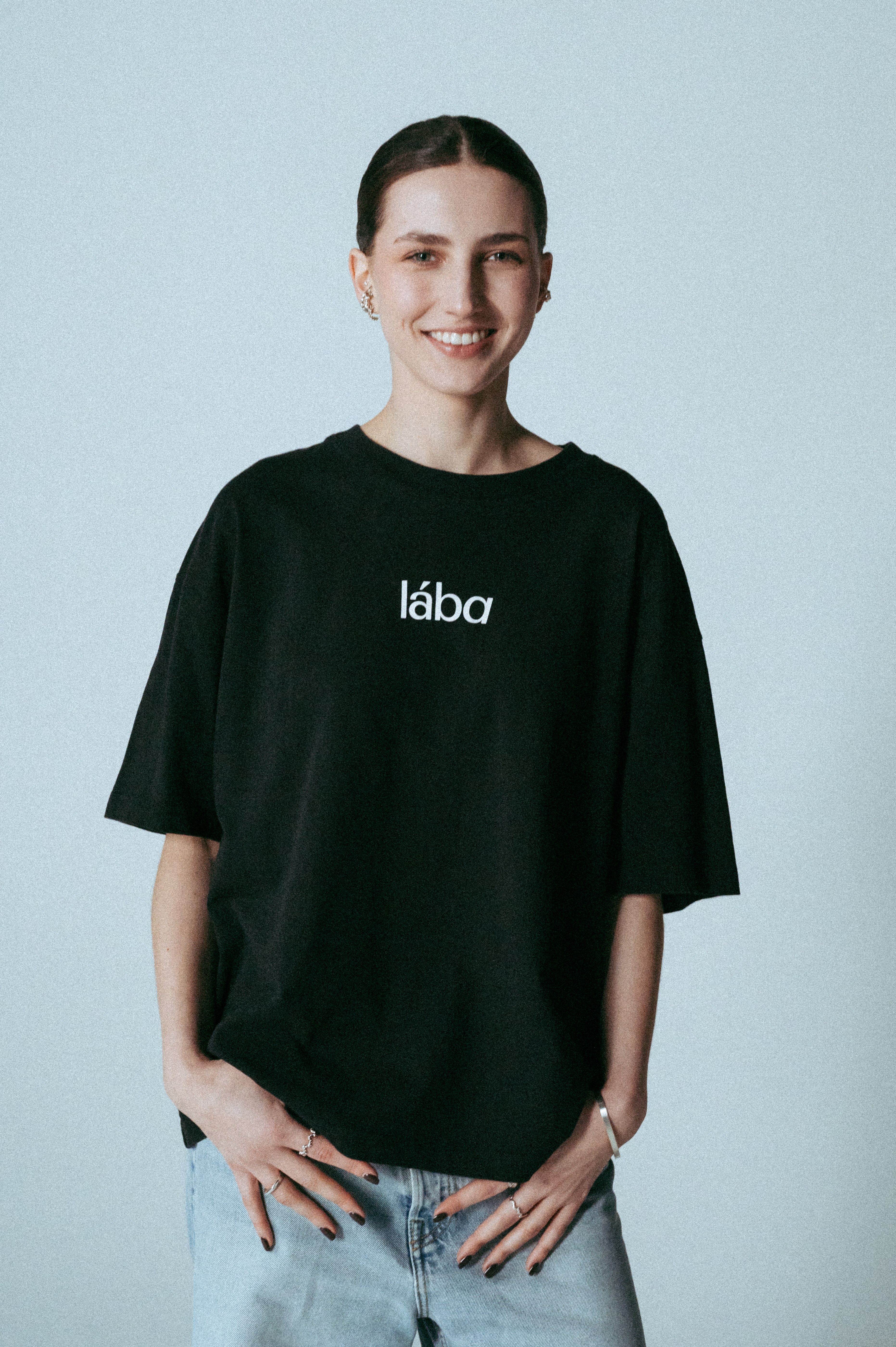 juodi marškinėliai su logotipu