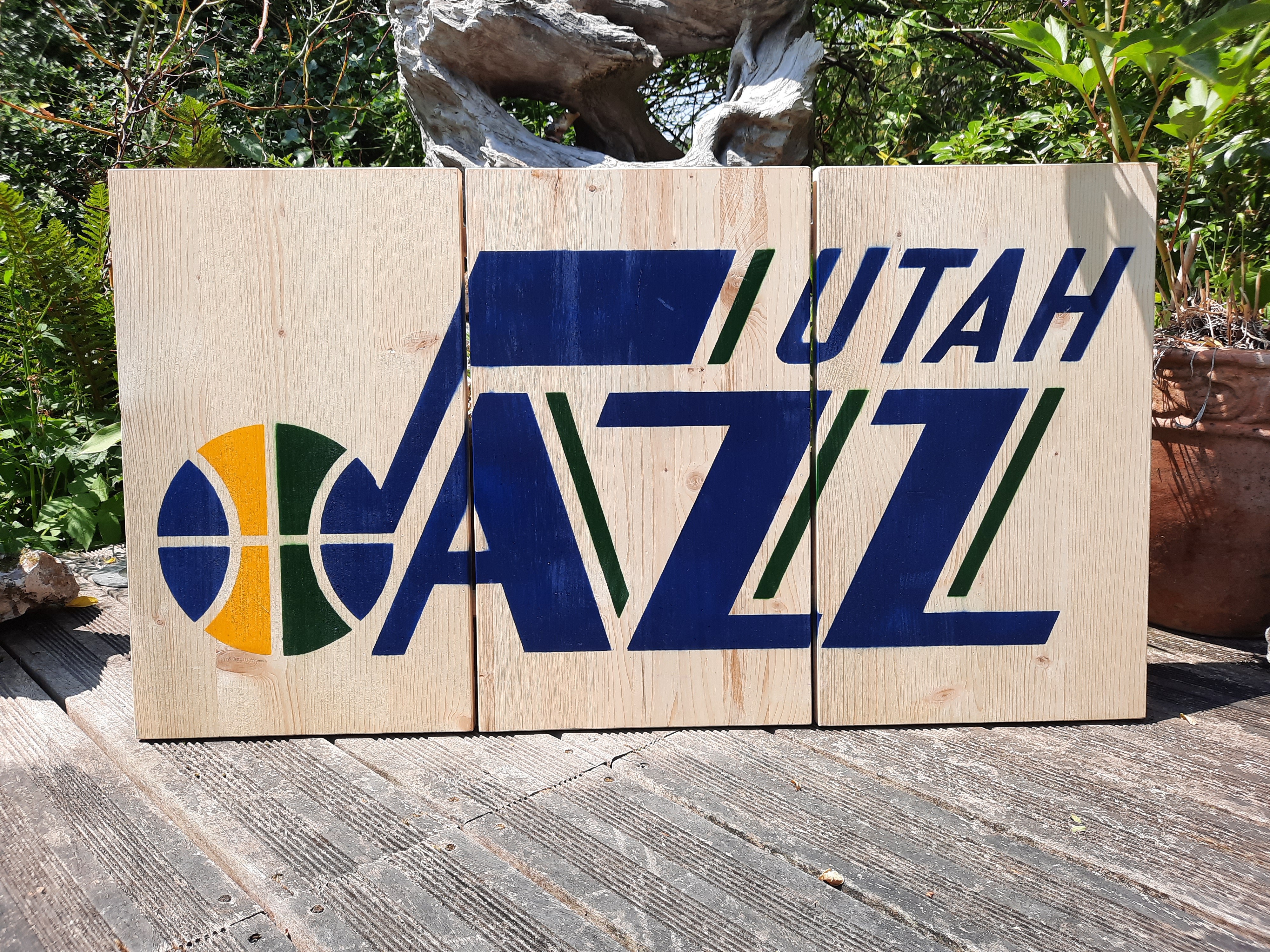 Logo des Utah Jazz sur bois