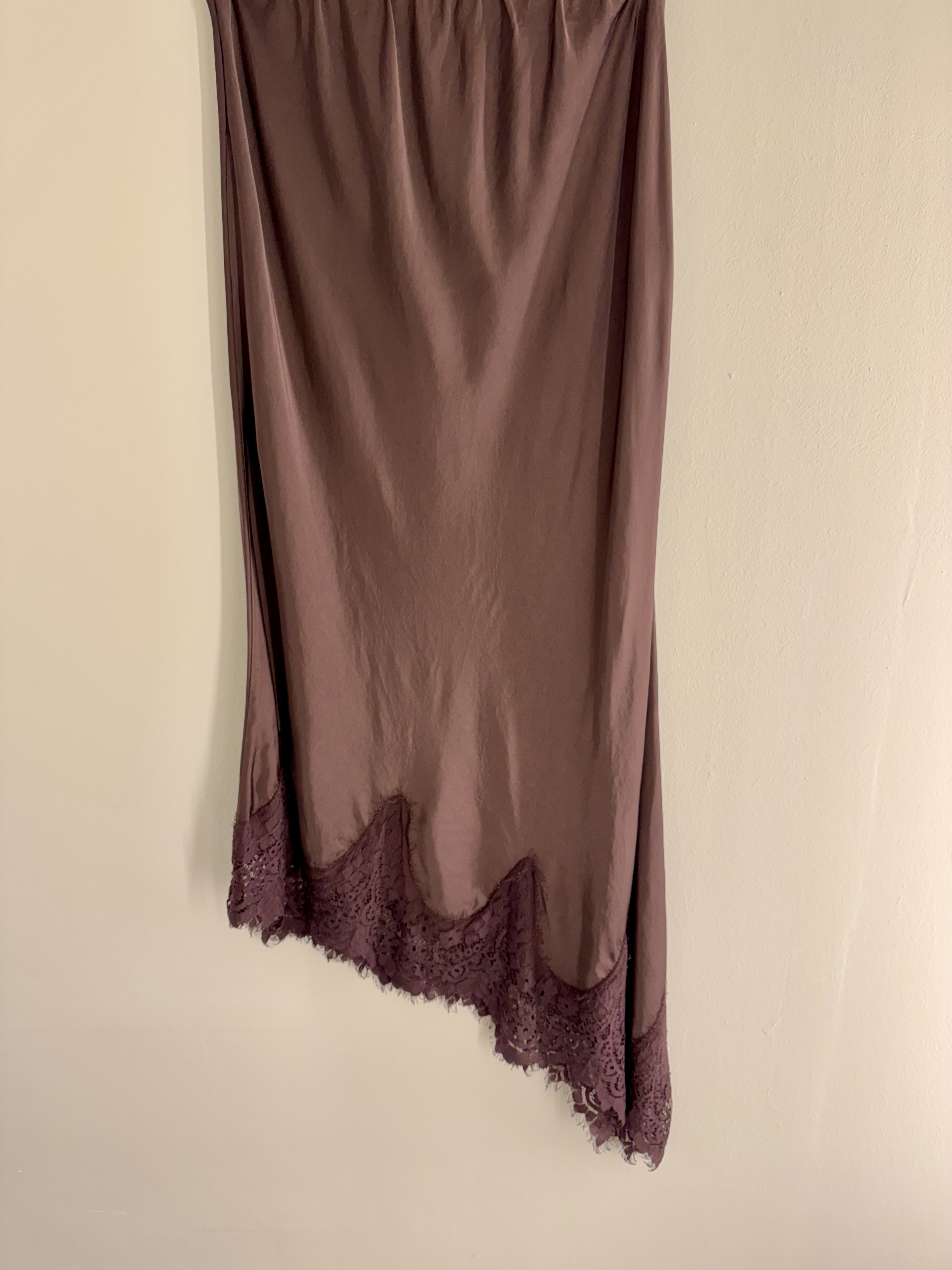 Falda satinada encaje irregular