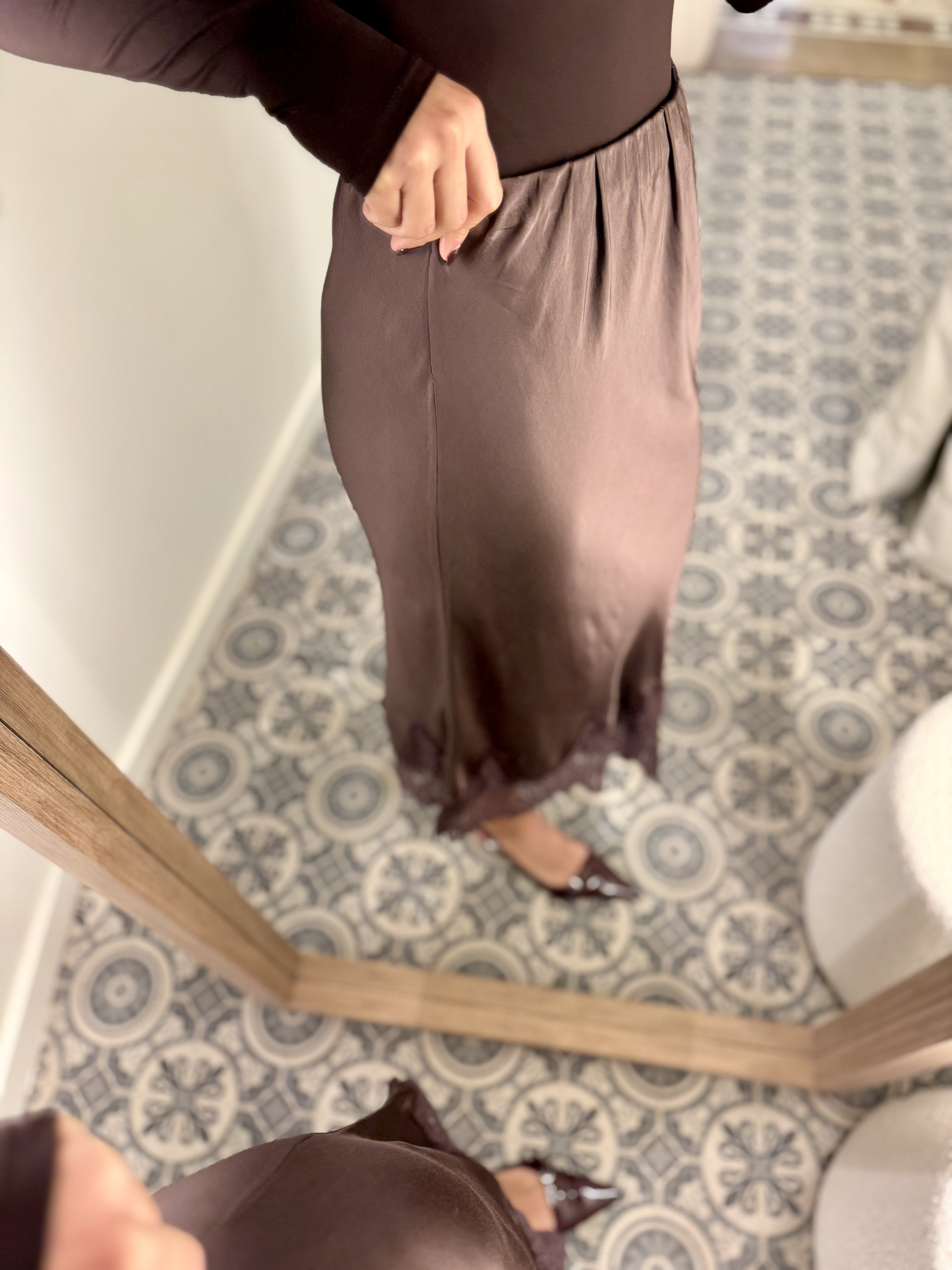 Falda satinada encaje irregular