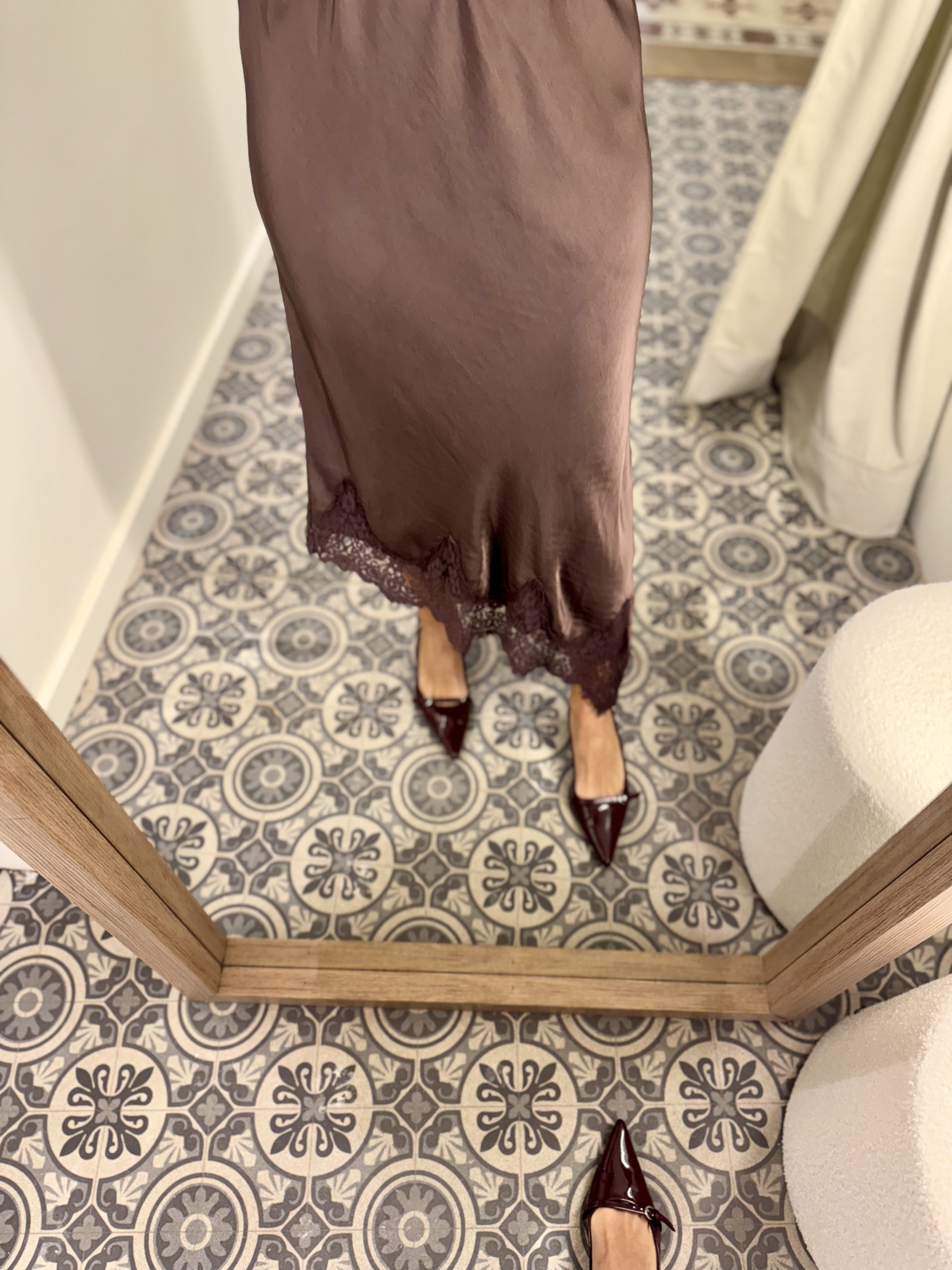 Falda satinada encaje irregular