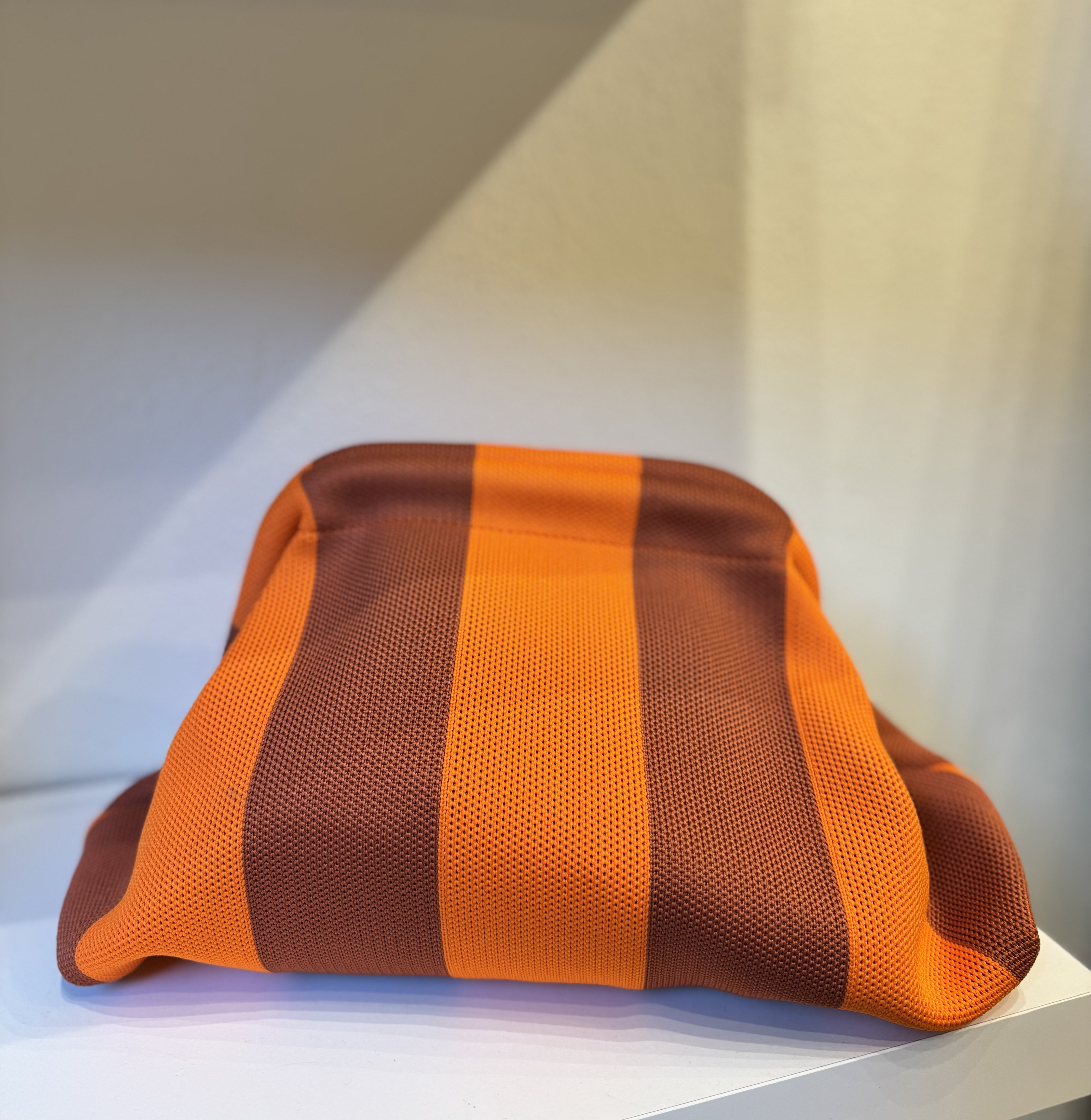 Bolso de mano rayado