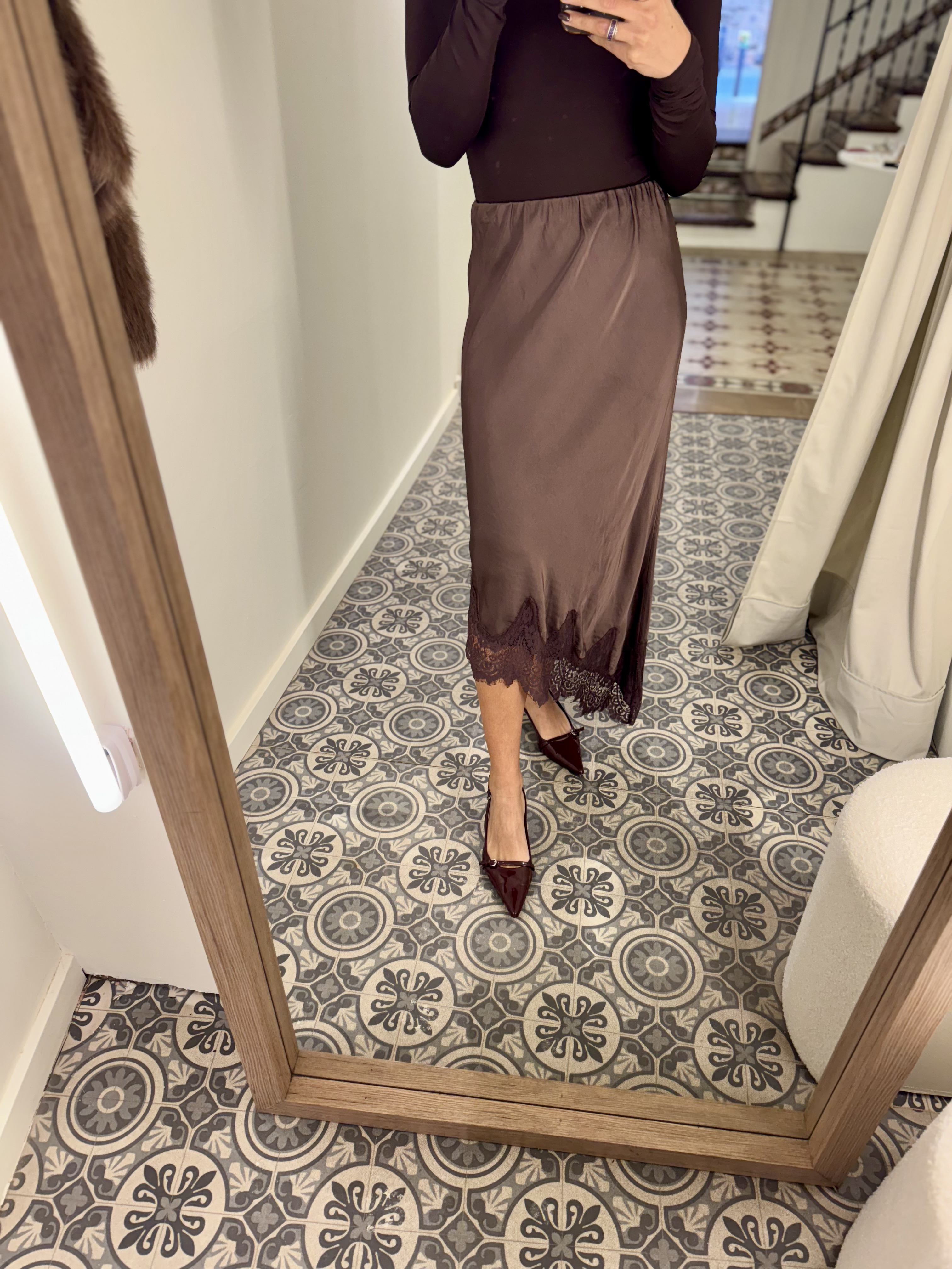 Falda satinada encaje irregular