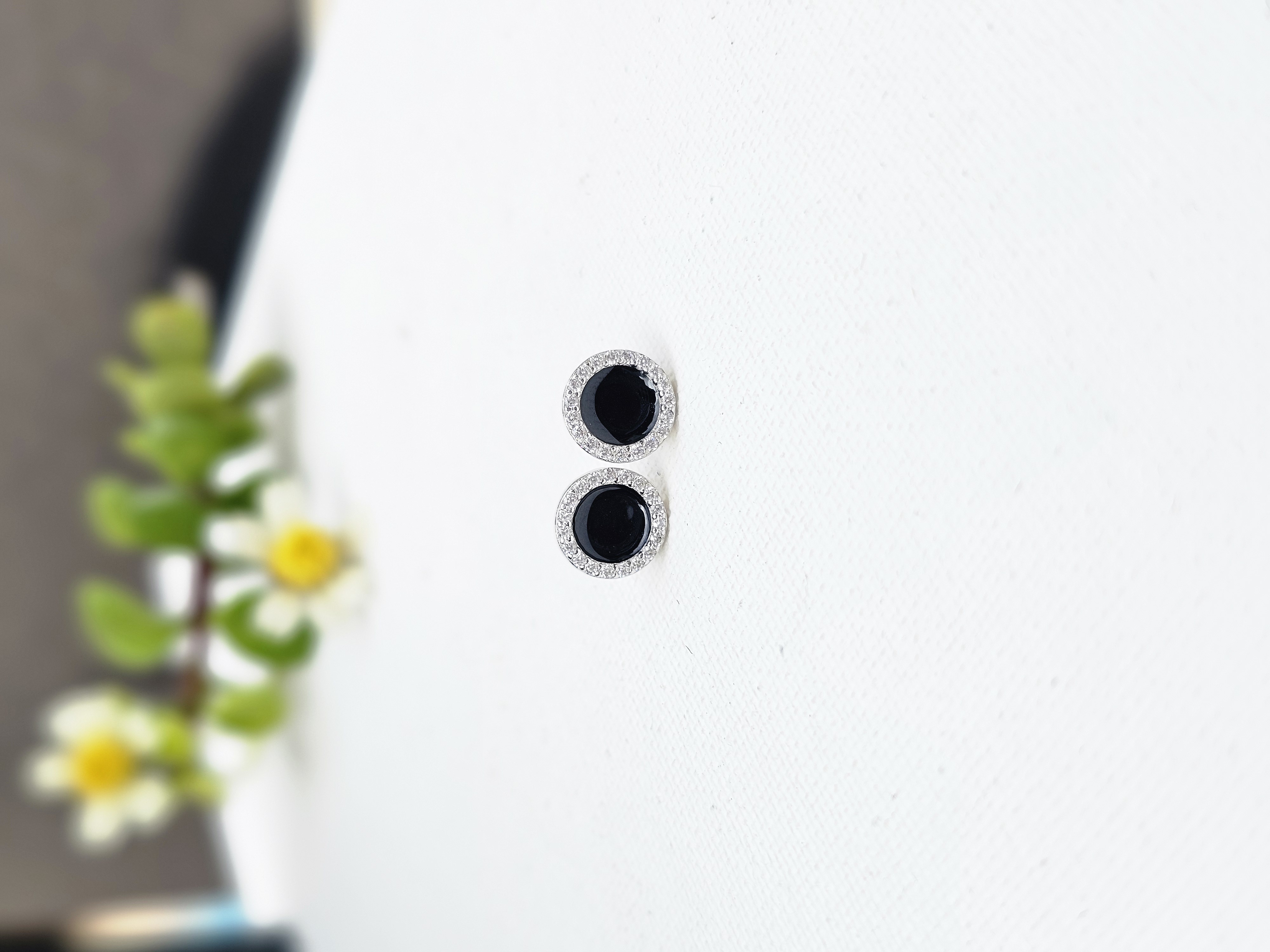 The "Eclipse Fan" Stud Earring