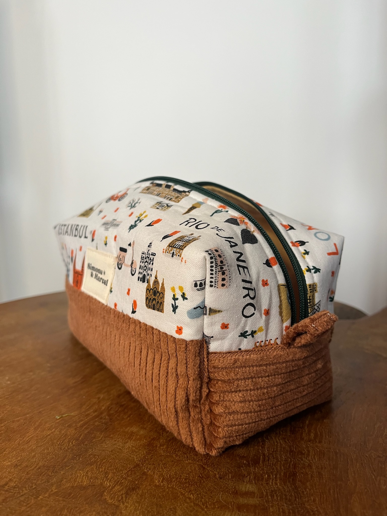 Trousse Stockholm marron & motifs voyage
