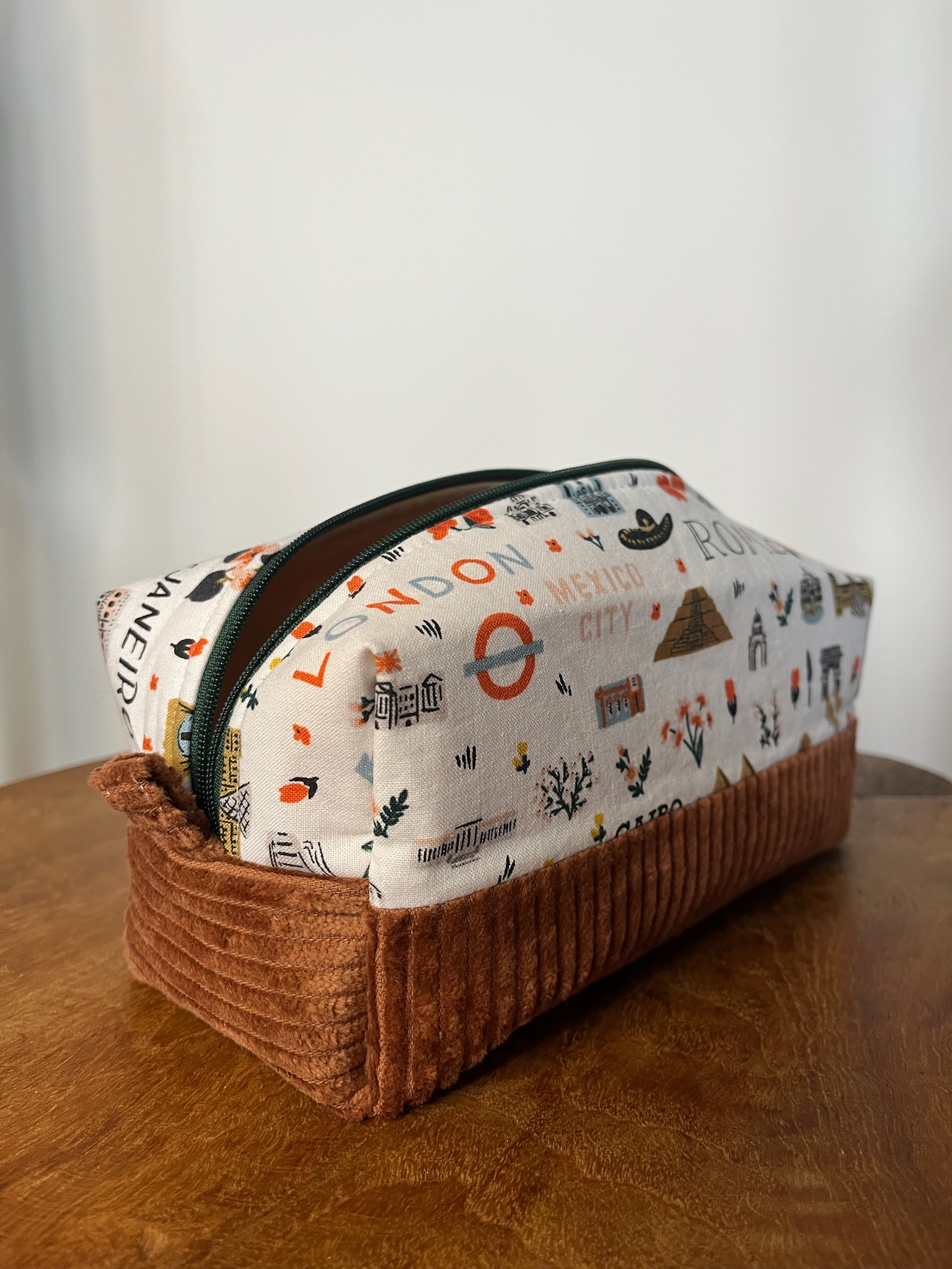 Trousse Stockholm marron & motifs voyage