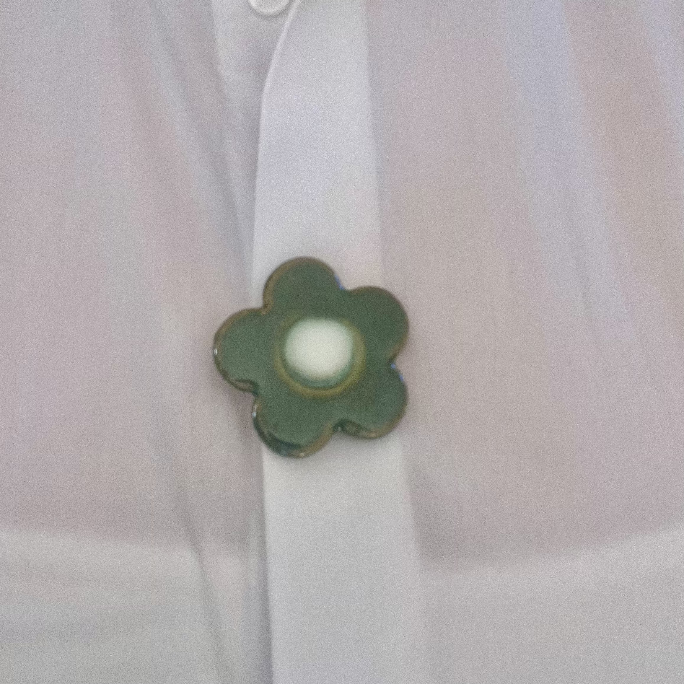 Cache bouton fleur en céramique