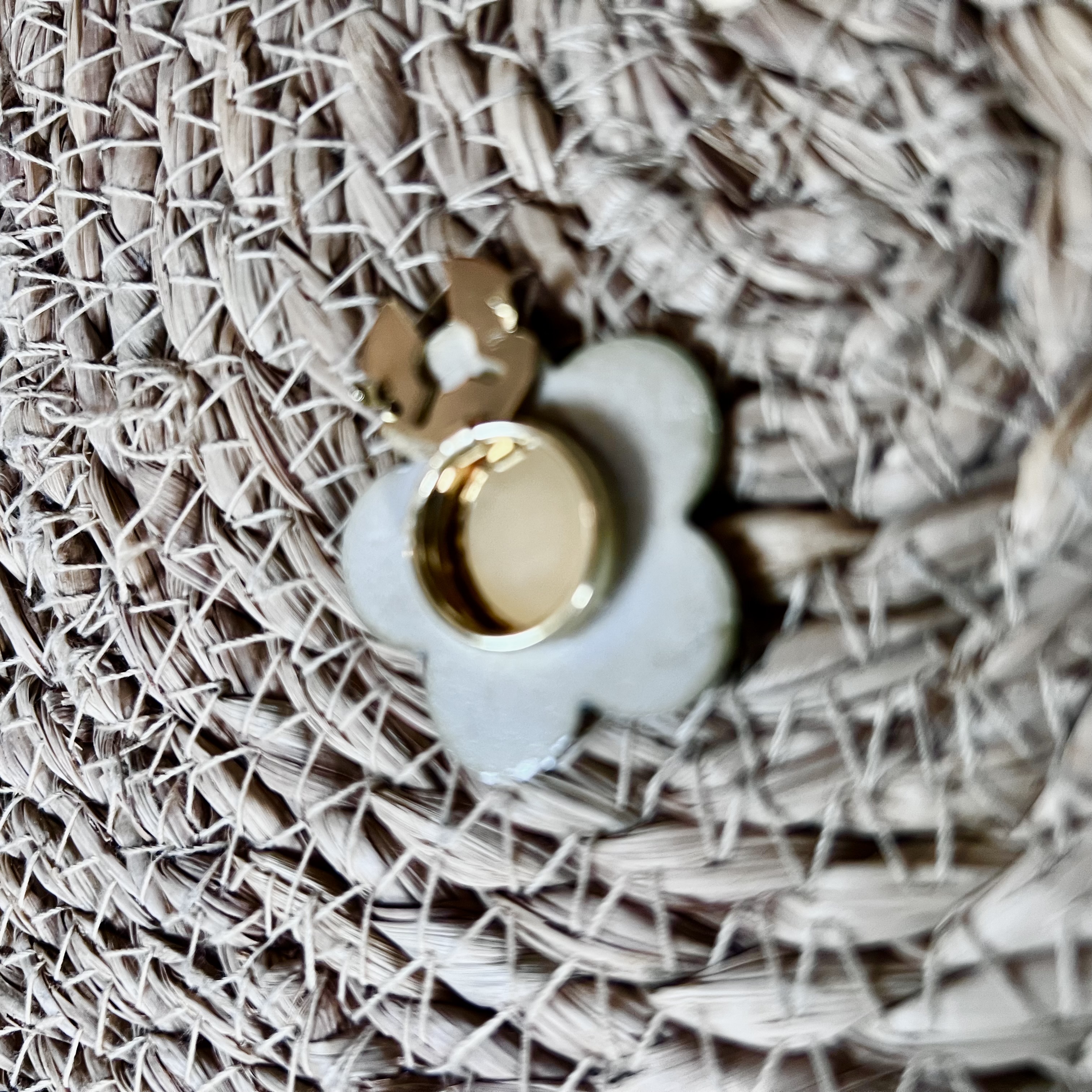 Cache bouton fleur en céramique