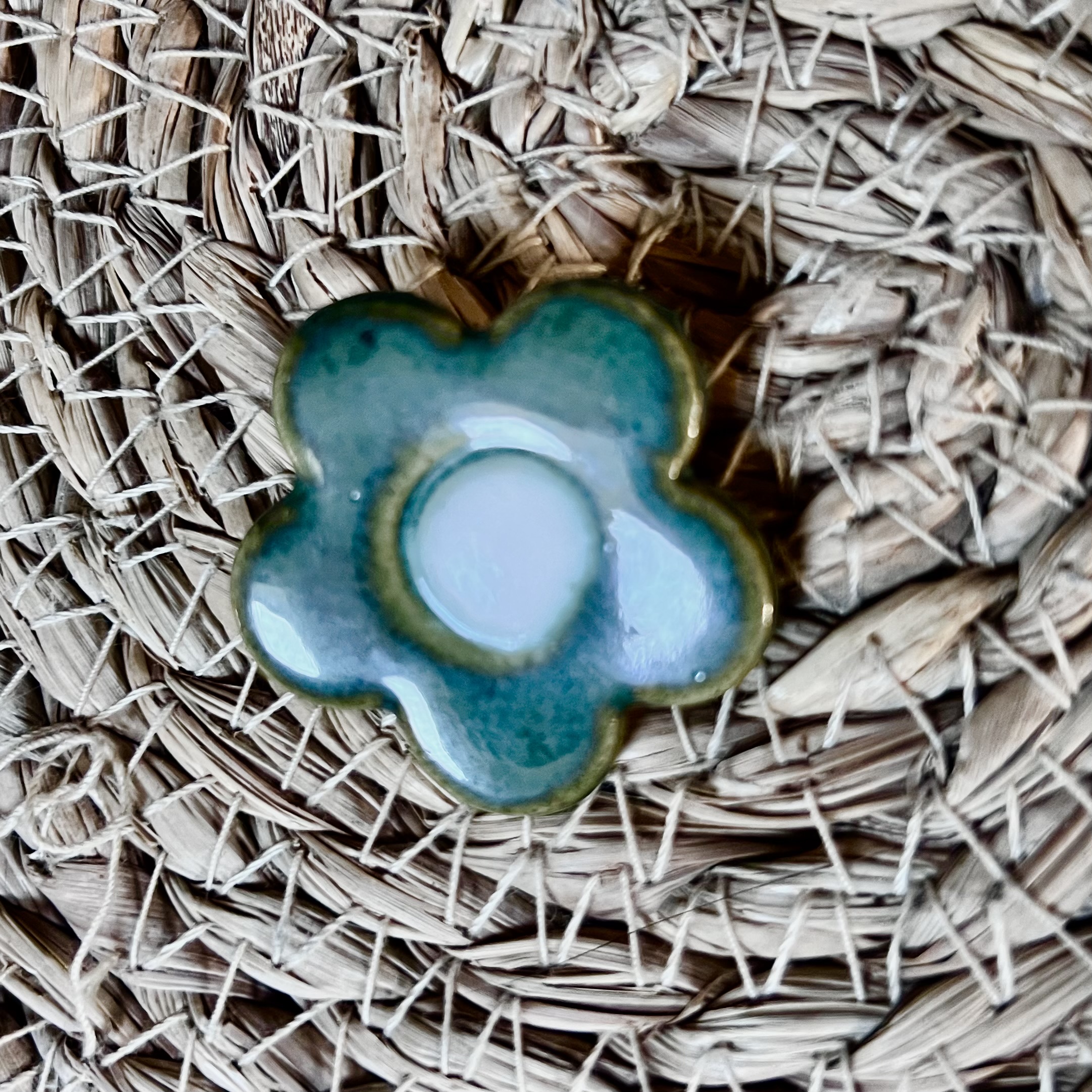 Cache bouton fleur en céramique
