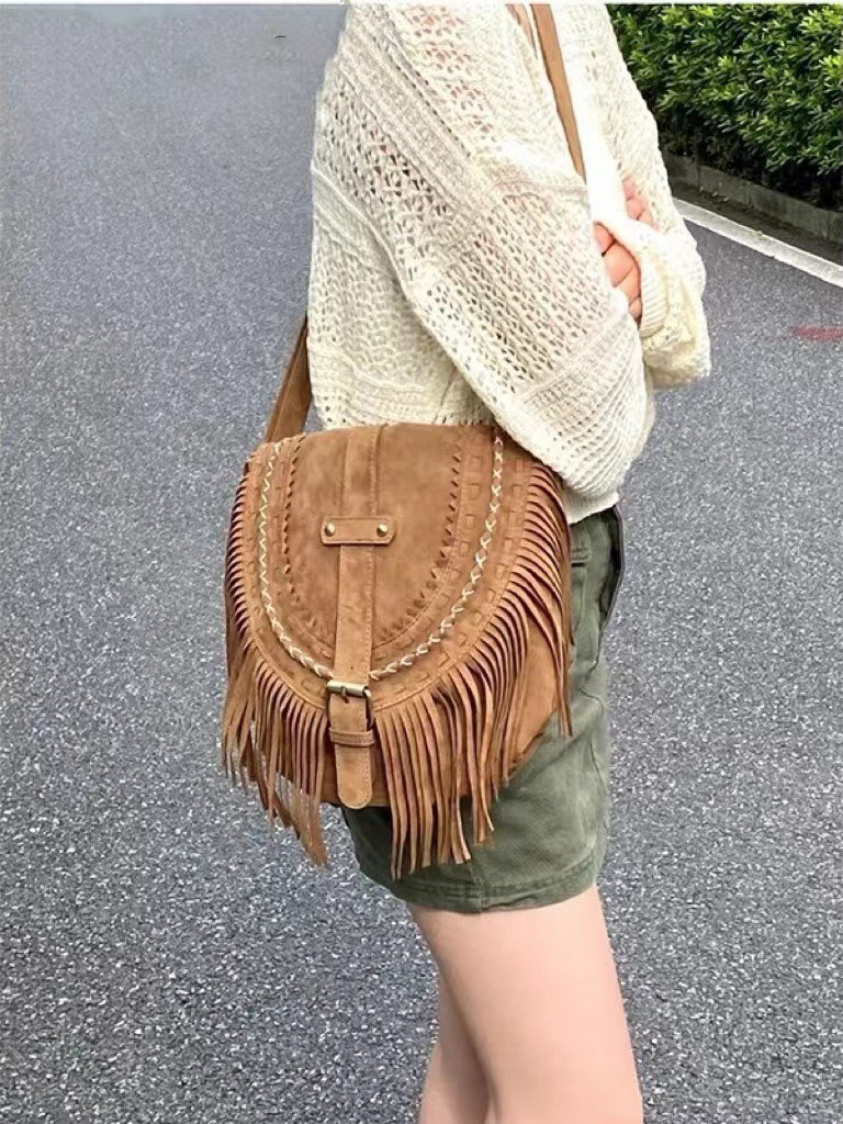 2024 new beach bag, shoulder and crossbody bag, imitation suede velvet tassel bag, large capacity, essential women's bag for summer trave