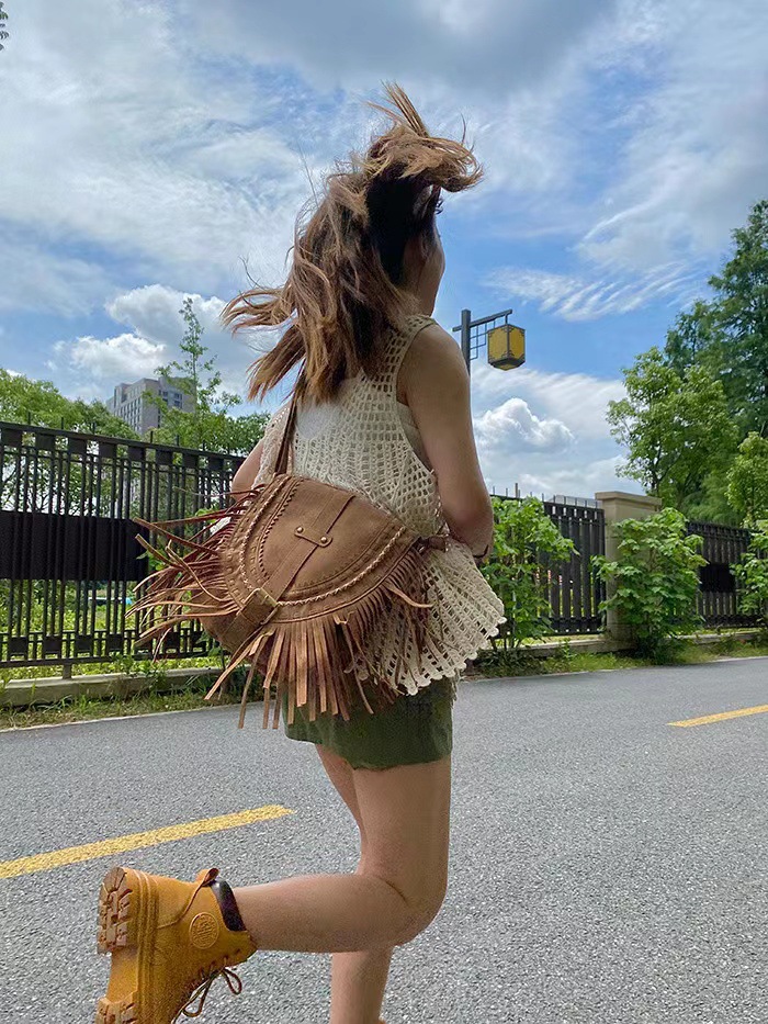 2024 new beach bag, shoulder and crossbody bag, imitation suede velvet tassel bag, large capacity, essential women's bag for summer trave