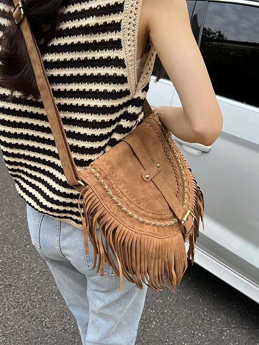 2024 new beach bag, shoulder and crossbody bag, imitation suede velvet tassel bag, large capacity, essential women's bag for summer trave