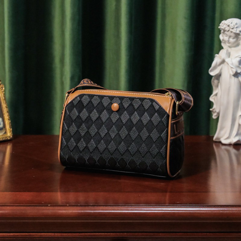 2024 new multi-layer diamond bag brand Boston pillow bag fashionable and versatile commuting shoulder messenger women's bag