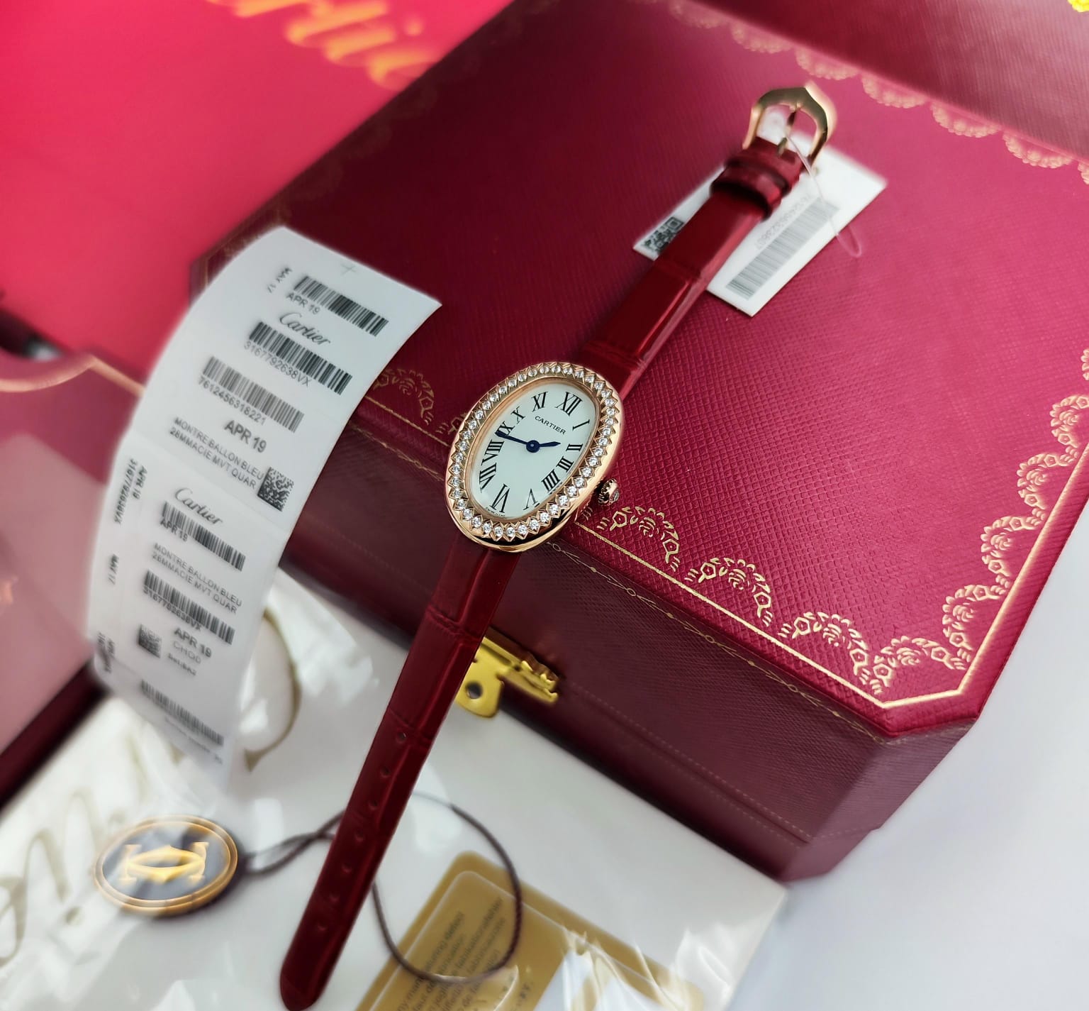 ساعه كارتير نسائية بإطار كرستال بيضاوي 