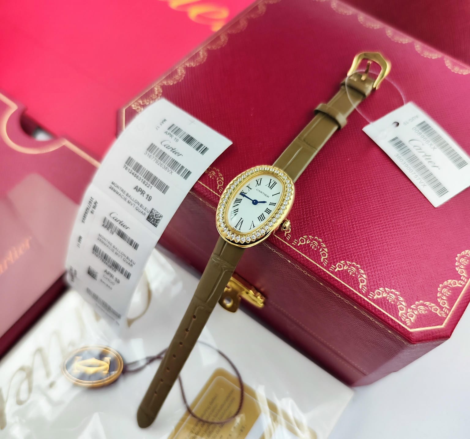 ساعه كارتير نسائية بإطار كرستال بيضاوي 