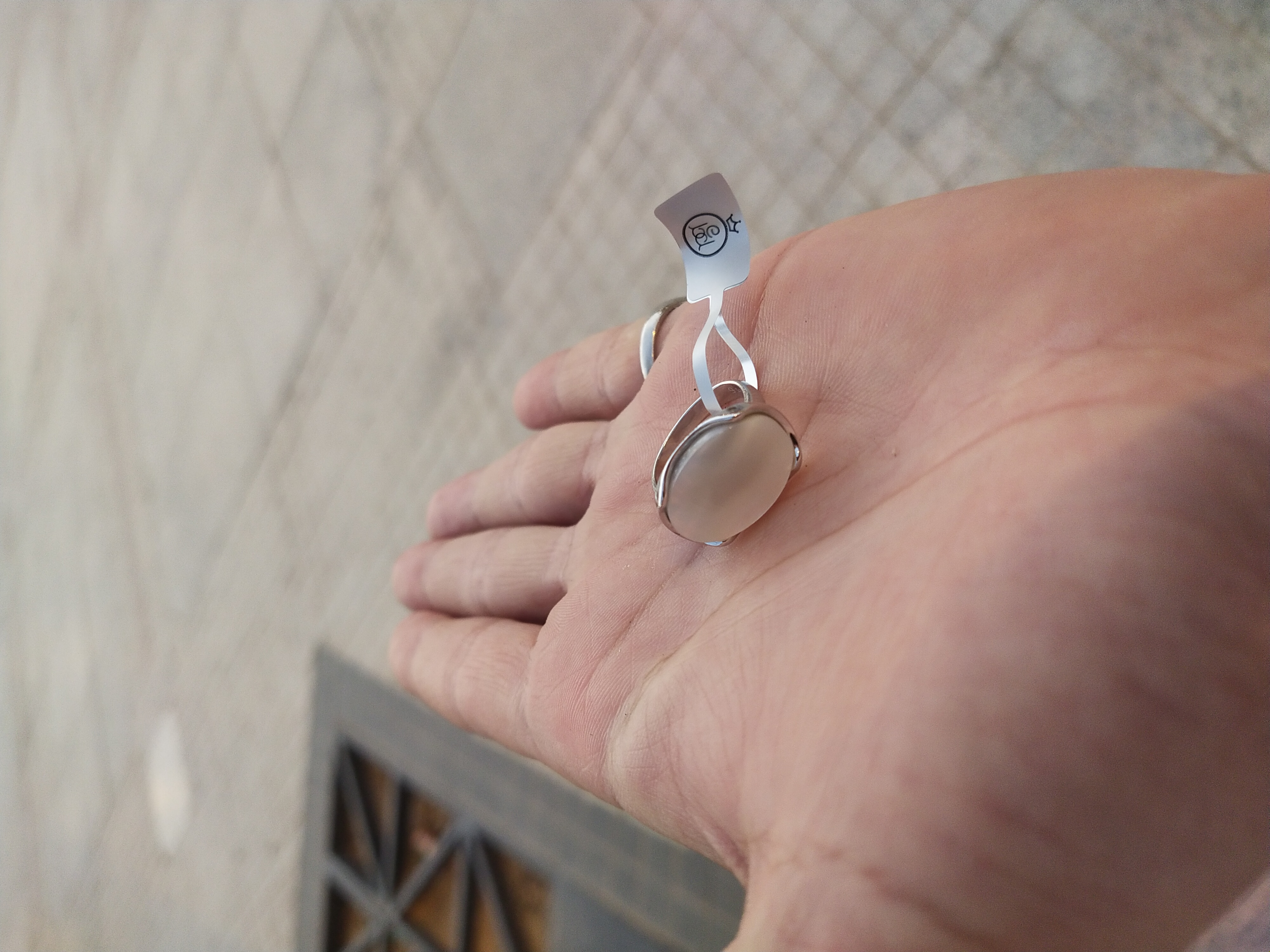 خاتم فضة ملكي لون صدفي بإطار تاجي 