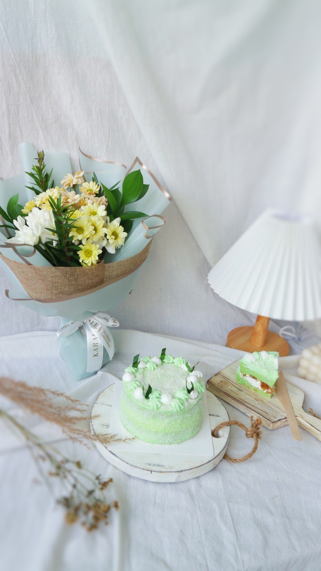 Mint / Green Tiss & Bakes Bundle (cake D 12 cm & Bouquet Aster Small)