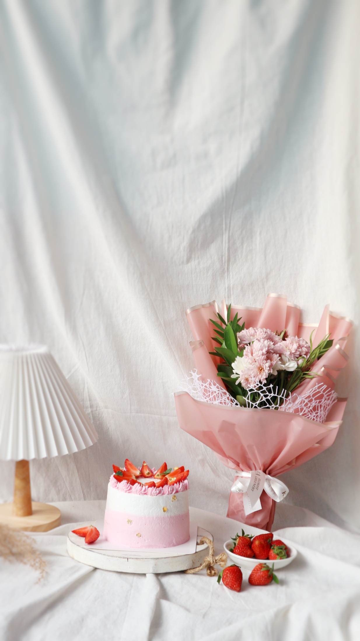 Pink Tiss & Bakes Bundle (cake D 12 cm & Bouquet Aster Small)