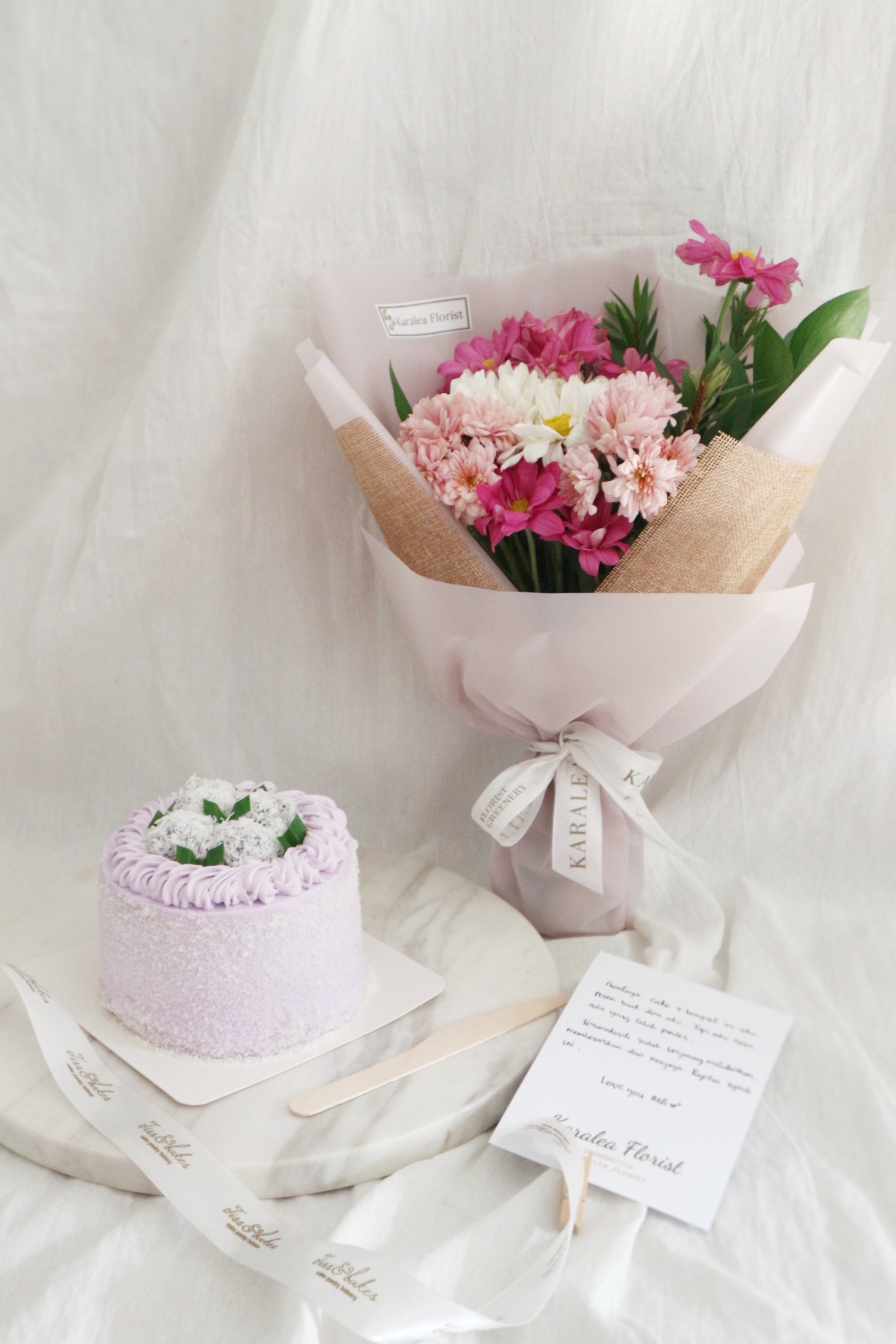 Purple Tiss & Bakes Bundle (cake D 12 cm & Bouquet Aster Small)
