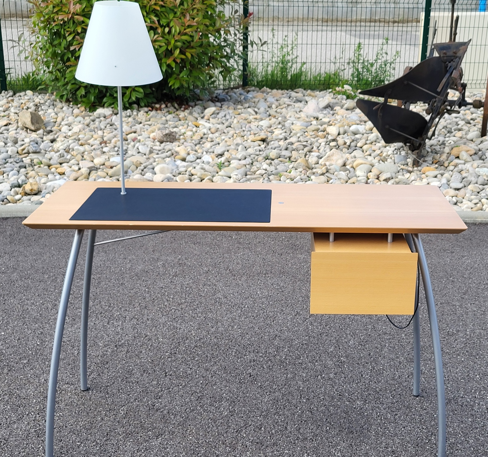 Bureau Jean Nouvel Edition Ligne Roset avec sa lampe d'origine création pour L'hôtel St James