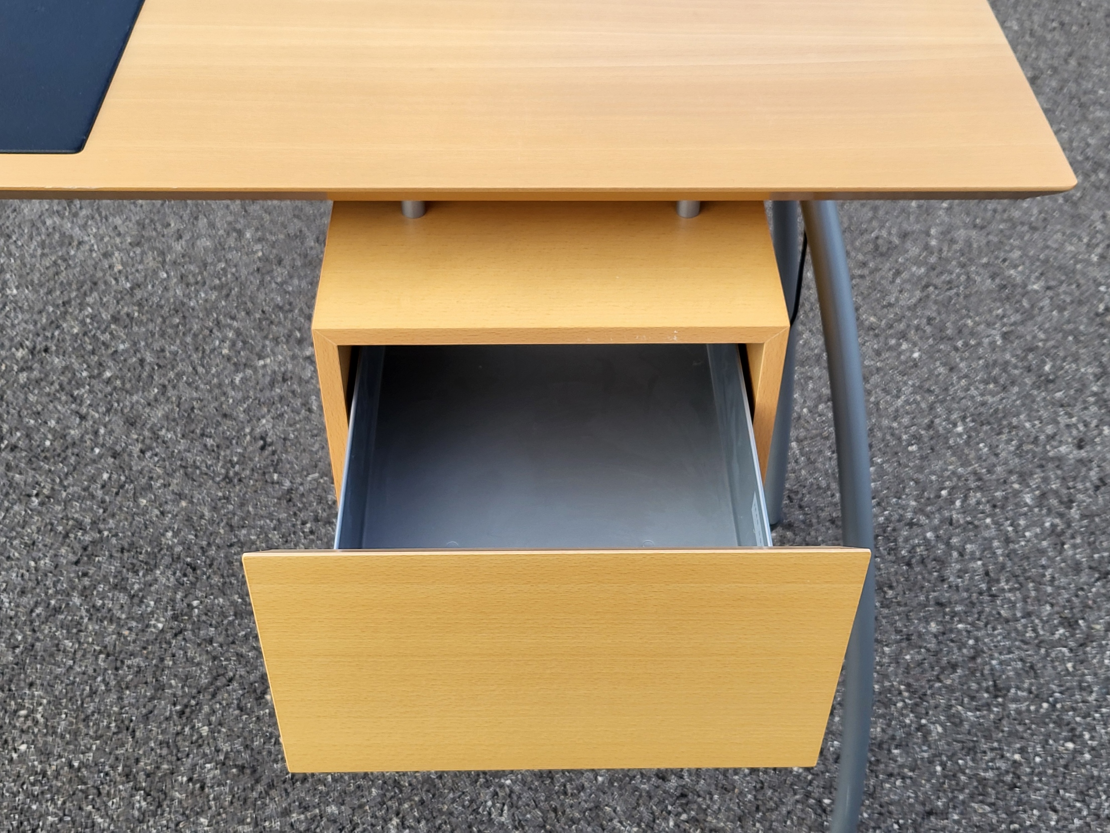 Bureau Jean Nouvel Edition Ligne Roset avec sa lampe d'origine création pour L'hôtel St James