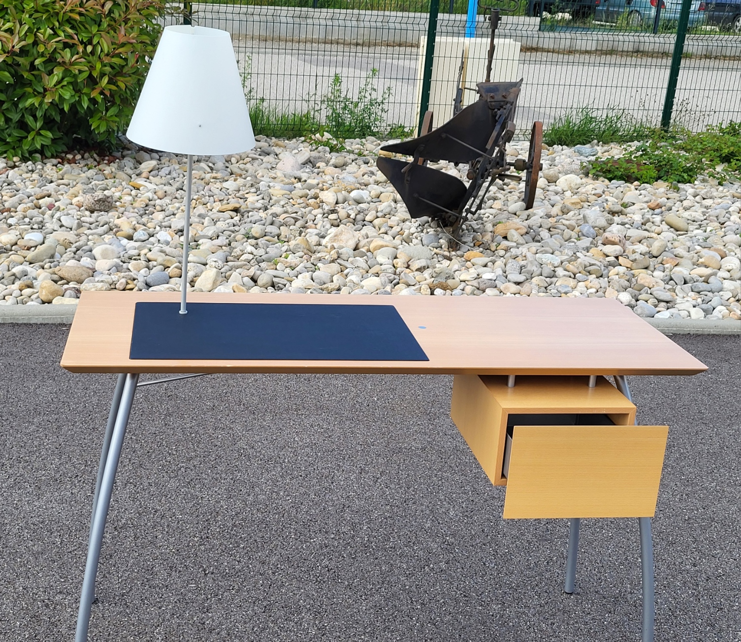 Bureau Jean Nouvel Edition Ligne Roset avec sa lampe d'origine création pour L'hôtel St James