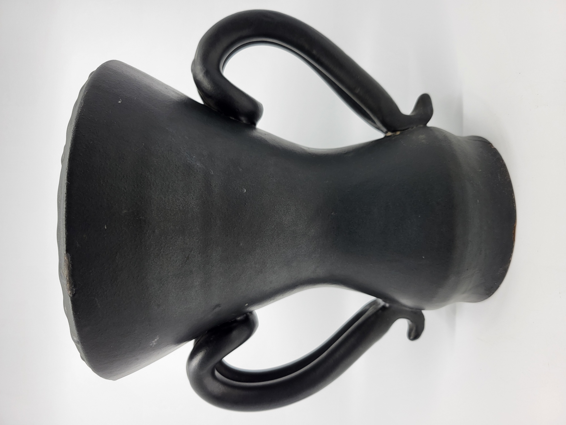 Vase à oreilles Jean Austruy en céramique noir et bleu Francais circa 1950