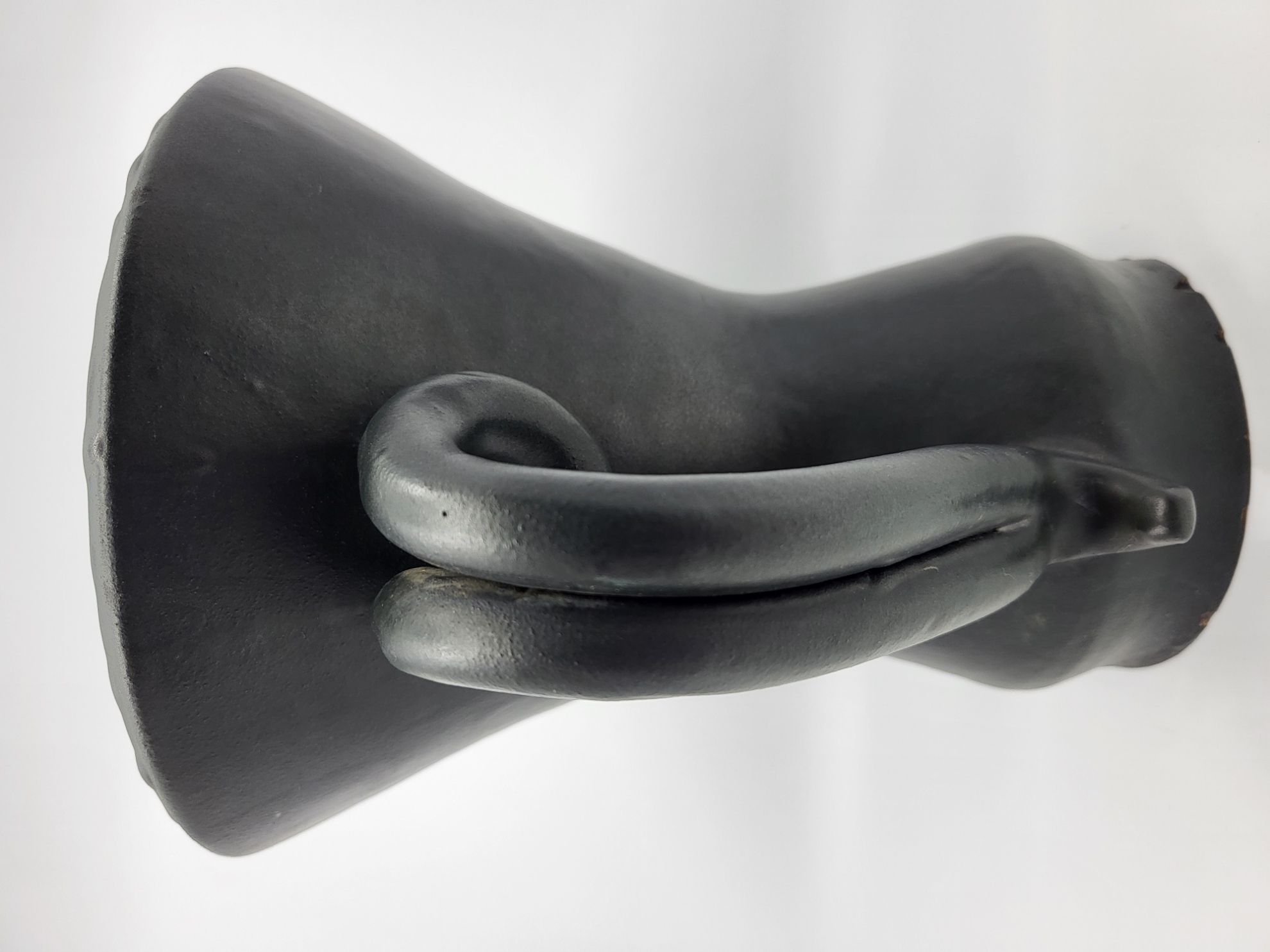 Vase à oreilles Jean Austruy en céramique noir et bleu Francais circa 1950