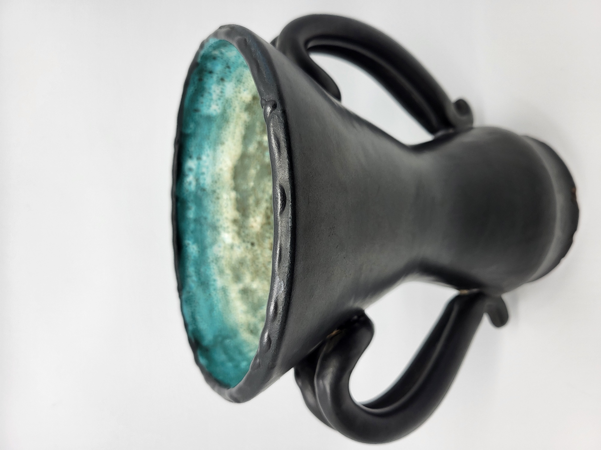 Vase à oreilles Jean Austruy en céramique noir et bleu Francais circa 1950