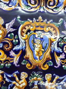 Plat Faïence de GIEN en céramique, Francais, décor "Renaissance Italienne" XX Siècle