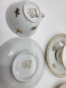 Service à Thé Style Empire en Porcelaine de Sologne  décoré à l'Or fin Francais 20ème Siècle,( Set de 15)