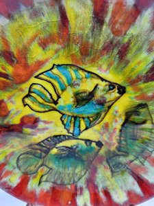 Assiette décorative avec poissons de Yves Alain Pleuven pour Quimper, France Circa 1950s