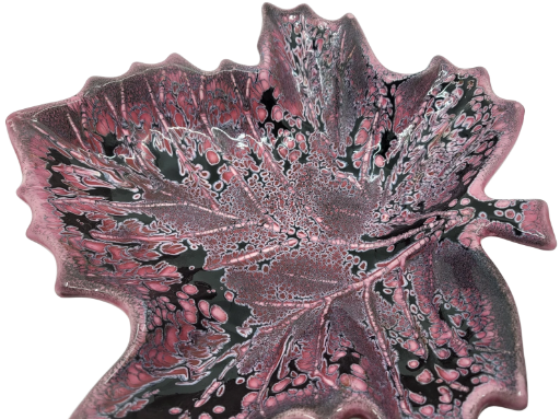 Coupe à Fruits, en forme de feuille de vigne, céramique Rose Vallauris French Riviera France Circa 1960