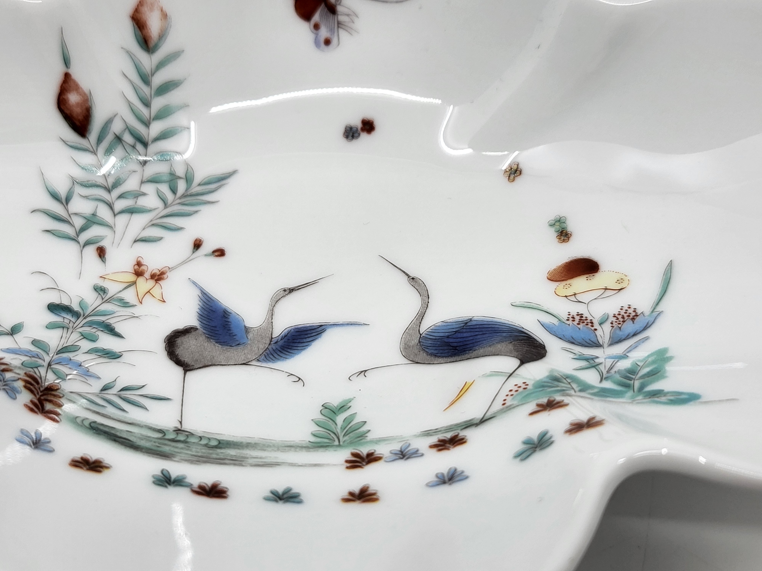 Plat de service Porcelaine du Lys Royal décor Kakiemon Manufacture Château de Chantilly XVIII Siècle 